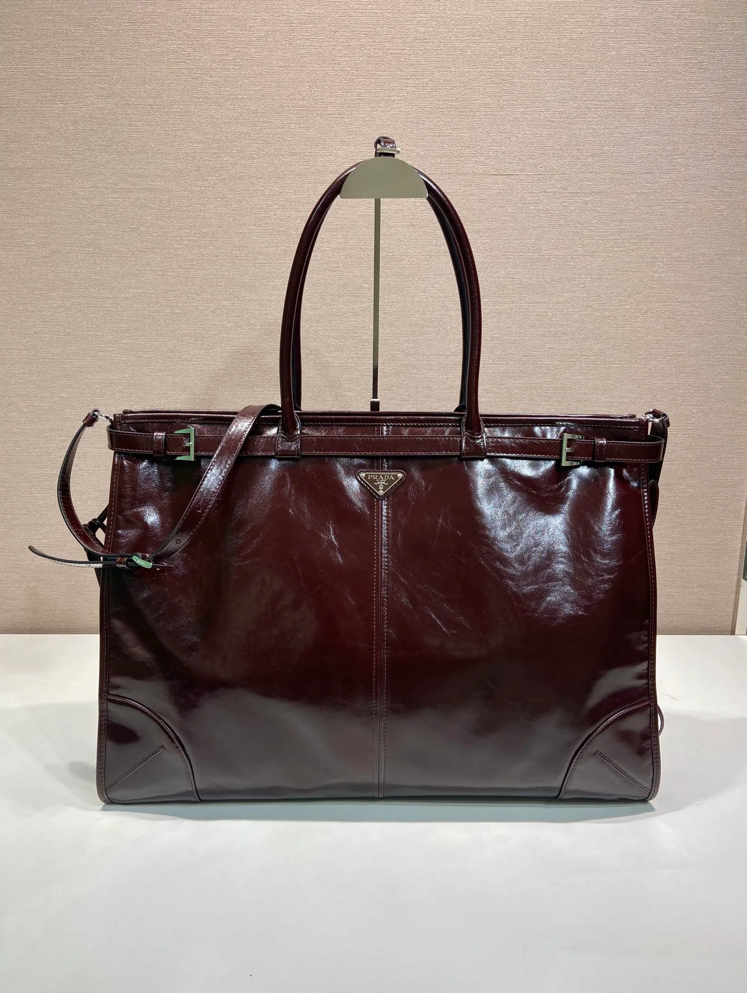 💰2200🎉LusSolf Oil Wax Skin🎉2VG128 Extra Large🎉🎉 This hand-held crossbody bag is made of imported waxed leather. Its shiny color exudes a classic atmosphere. It is equipped with a detachable and adjustable long shoulder strap, which is convenient for matching on different occasions. It has a very large capacity and is easy to use. It is definitely a must-have for fashionistas. Hurry up and take this retro-style handbag home! Length 50x Height 36x Bottom 17cm🎉🎉🎉👏👏👏