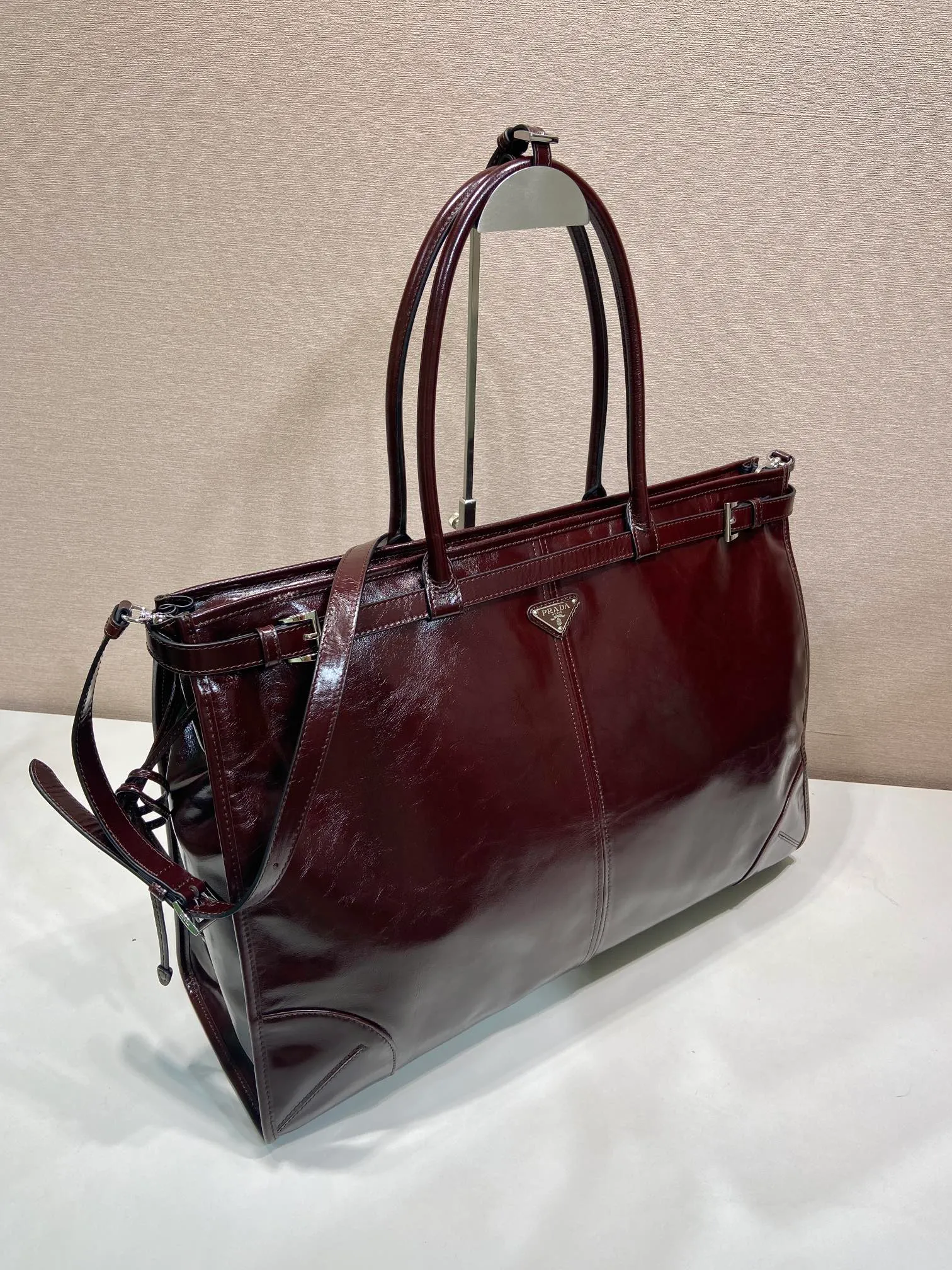 💰2200🎉LusSolf Oil Wax Skin🎉2VG128 Extra Large🎉🎉 This hand-held crossbody bag is made of imported waxed leather. Its shiny color exudes a classic atmosphere. It is equipped with a detachable and adjustable long shoulder strap, which is convenient for matching on different occasions. It has a very large capacity and is easy to use. It is definitely a must-have for fashionistas. Hurry up and take this retro-style handbag home! Length 50x Height 36x Bottom 17cm🎉🎉🎉👏👏👏