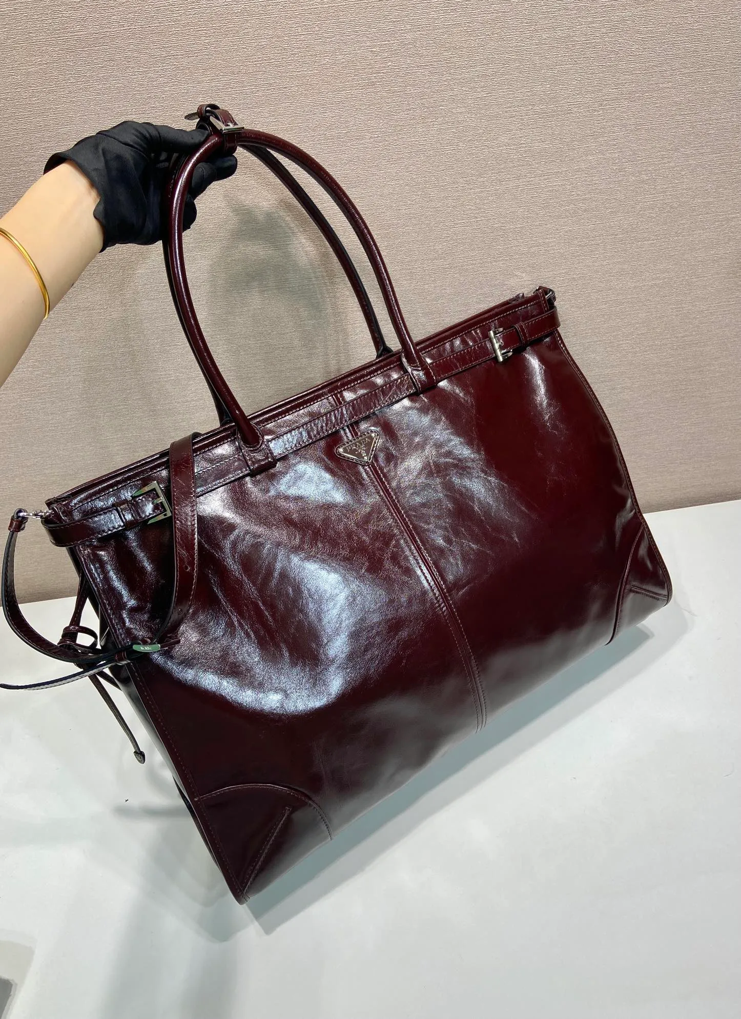 💰2200🎉LusSolf Oil Wax Skin🎉2VG128 Extra Large🎉🎉 This hand-held crossbody bag is made of imported waxed leather. Its shiny color exudes a classic atmosphere. It is equipped with a detachable and adjustable long shoulder strap, which is convenient for matching on different occasions. It has a very large capacity and is easy to use. It is definitely a must-have for fashionistas. Hurry up and take this retro-style handbag home! Length 50x Height 36x Bottom 17cm🎉🎉🎉👏👏👏