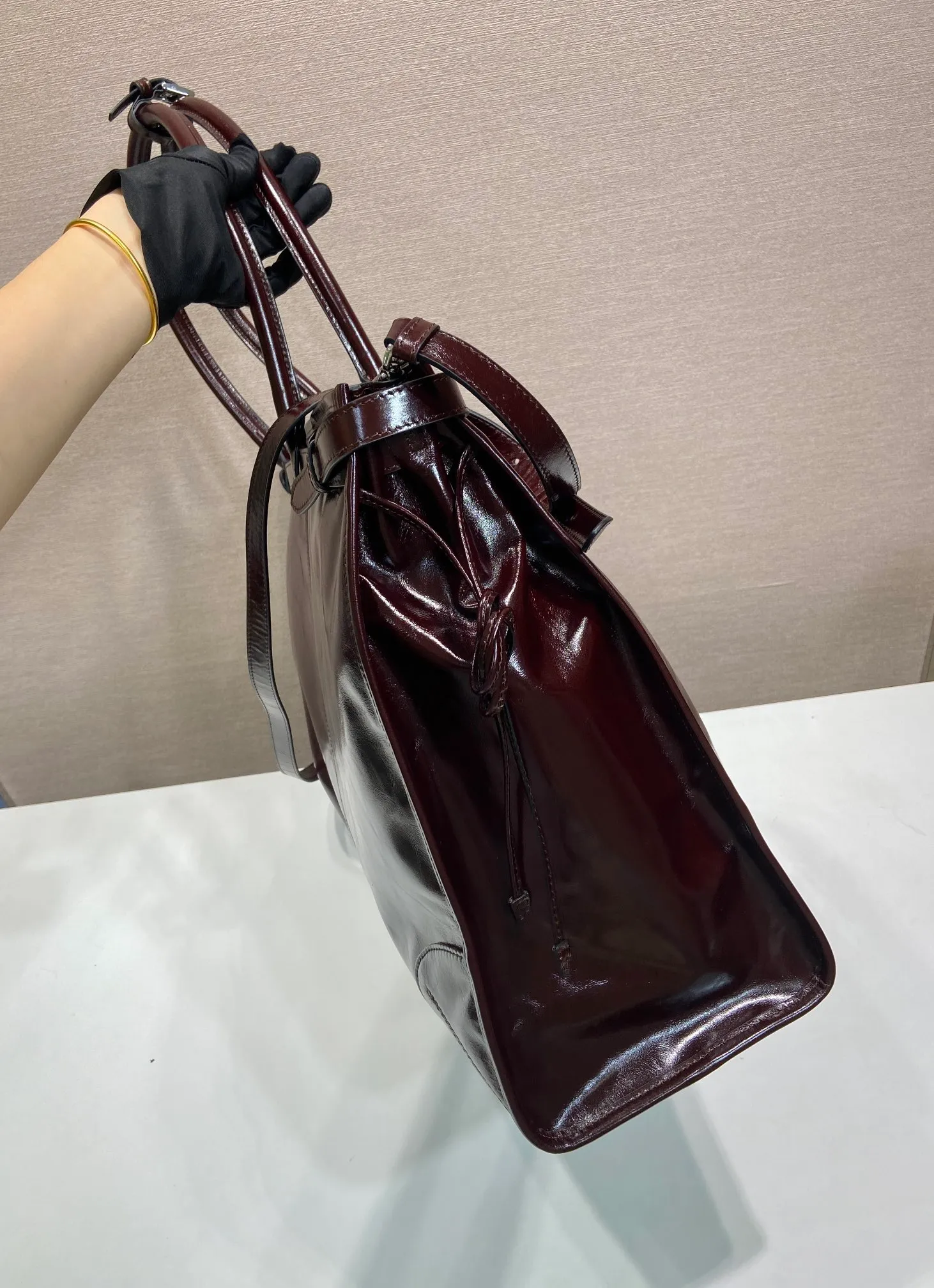 💰2200🎉LusSolf Oil Wax Skin🎉2VG128 Extra Large🎉🎉 This hand-held crossbody bag is made of imported waxed leather. Its shiny color exudes a classic atmosphere. It is equipped with a detachable and adjustable long shoulder strap, which is convenient for matching on different occasions. It has a very large capacity and is easy to use. It is definitely a must-have for fashionistas. Hurry up and take this retro-style handbag home! Length 50x Height 36x Bottom 17cm🎉🎉🎉👏👏👏