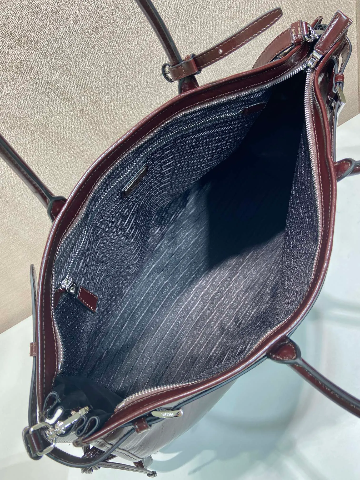 💰2200🎉LusSolf Oil Wax Skin🎉2VG128 Extra Large🎉🎉 This hand-held crossbody bag is made of imported waxed leather. Its shiny color exudes a classic atmosphere. It is equipped with a detachable and adjustable long shoulder strap, which is convenient for matching on different occasions. It has a very large capacity and is easy to use. It is definitely a must-have for fashionistas. Hurry up and take this retro-style handbag home! Length 50x Height 36x Bottom 17cm🎉🎉🎉👏👏👏