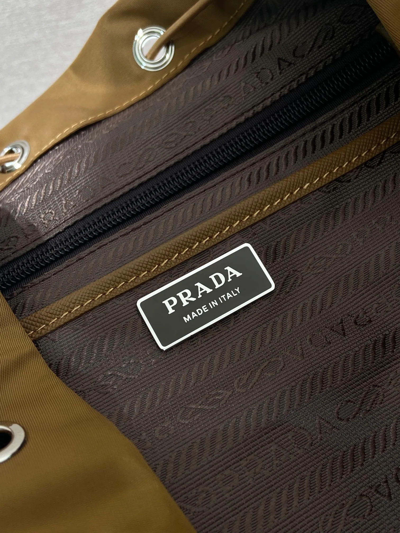 💰1360🎉New Backpack🎉1BZ039A Double Shoulder Strap🎉🎉 Made from Re-Nylon, this modern and functional backpack has a wide yet lightweight silhouette and technical details. The outdoor spirit of the design is combined with a versatile urban style. It has a detachable short shoulder strap, metal hardware on the flap and zipper pockets on the side, and a large capacity. It is also a popular style that will never go out of style and is suitable for both men and women. Hurry up and get it🎉🎉 Length 25x Height 34.5x Bottom 15.5cm🎉🎉🎉💰💰💰