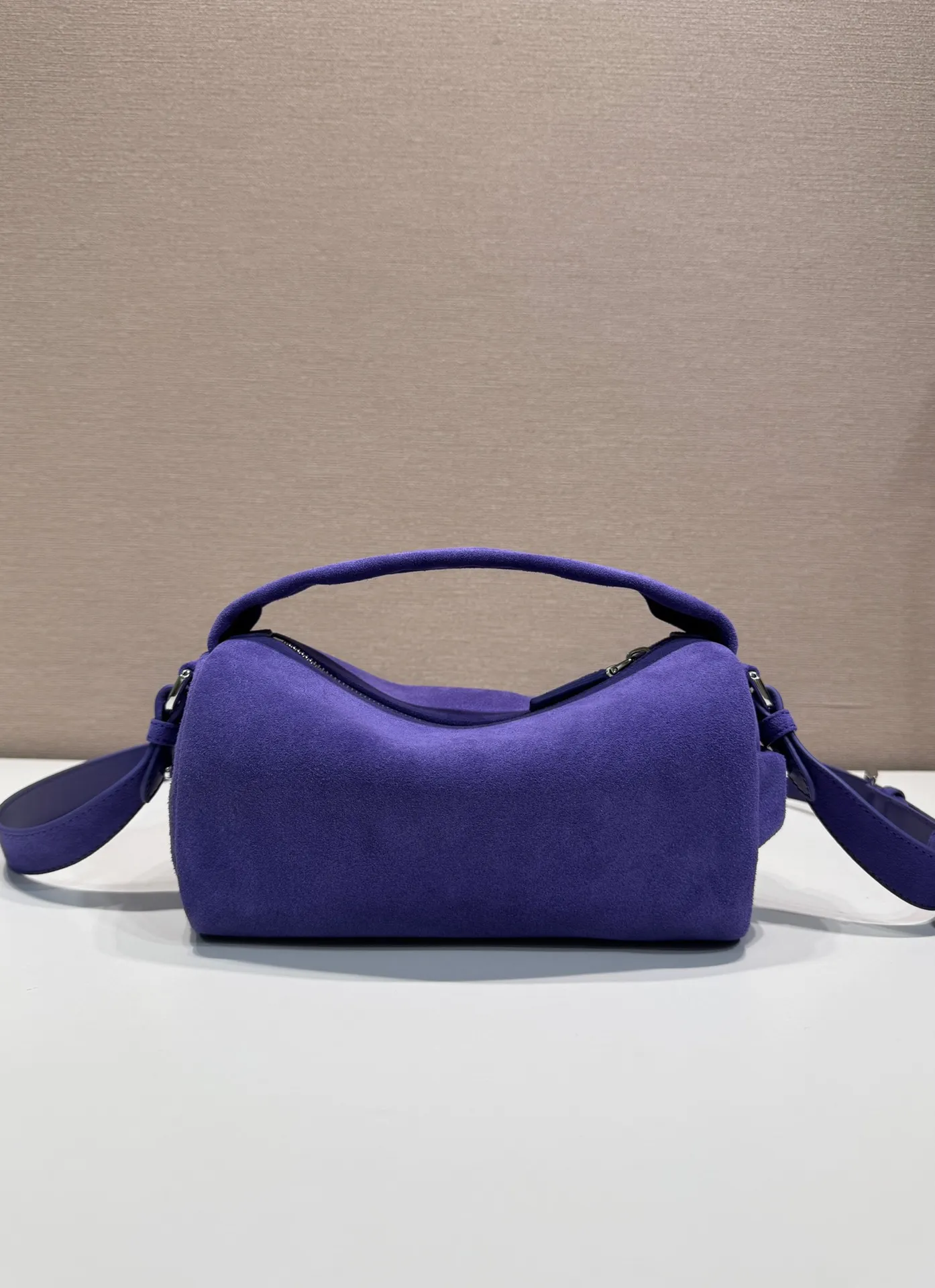 💰1300🎉New Boston🎉2VH188 suede leather🎉🎉 This Boston handbag is fashionable and compact. Its design is inspired by retro designs and details. The suede leather has an distressed effect, giving the accessory a soft and unique appearance. It is also embellished with a metal letter logo. Equipped with a detachable long shoulder strap, it has large capacity and is lightweight and practical. Baby, hurry up and get it🎉🎉 Length 24x Height 11x Bottom 11cm🎉🎉🎉👏👏👏