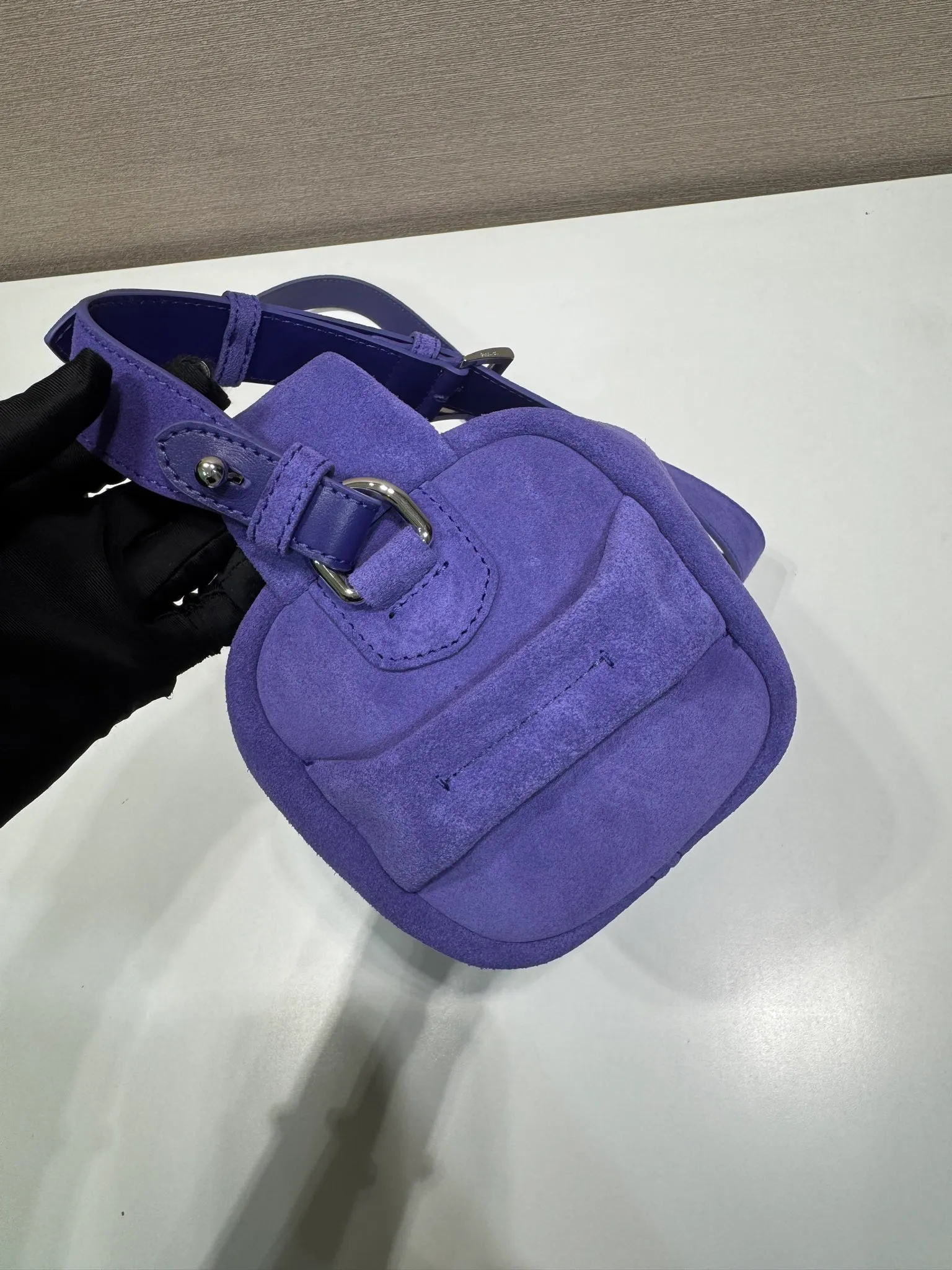 💰1300🎉New Boston🎉2VH188 suede leather🎉🎉 This Boston handbag is fashionable and compact. Its design is inspired by retro designs and details. The suede leather has an distressed effect, giving the accessory a soft and unique appearance. It is also embellished with a metal letter logo. Equipped with a detachable long shoulder strap, it has large capacity and is lightweight and practical. Baby, hurry up and get it🎉🎉 Length 24x Height 11x Bottom 11cm🎉🎉🎉👏👏👏