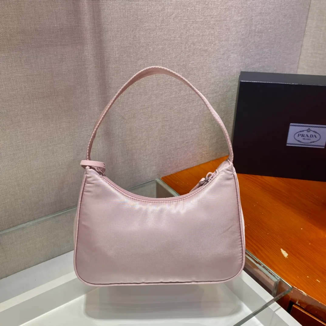 💰660🔥New color heart pink🔥Original quality👍👍1NE515 moon-shaped second-hand bag, made of imported original parachute fabric, light and practical Hobo armpit bag, super simple and eye-catching👍👍, small/light/packable/easy to wear/fashionable armpit bag, and can be carried by hand, super easy to use😍😍. It is currently the most popular bag among celebrities, don’t you feel excited😜😜, ladies, hurry up, length 23x height 13x base 5cm👏👏