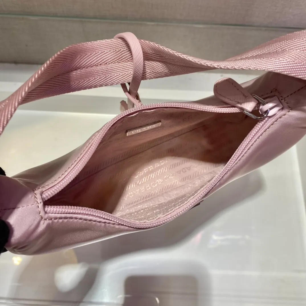 💰660🔥New color heart pink🔥Original quality👍👍1NE515 moon-shaped second-hand bag, made of imported original parachute fabric, light and practical Hobo armpit bag, super simple and eye-catching👍👍, small/light/packable/easy to wear/fashionable armpit bag, and can be carried by hand, super easy to use😍😍. It is currently the most popular bag among celebrities, don’t you feel excited😜😜, ladies, hurry up, length 23x height 13x base 5cm👏👏
