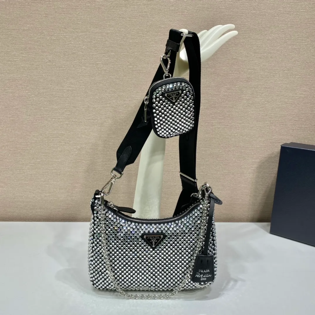 💰1500🎉Flash diamond three-in-one🎉1BH204 flash diamond🎉🎉 The most beautiful and sparkling rhinestones ؔ😘😘Imported diamond mesh. Shiny appearance. The blingbling effect under night light is very eye-catching. The return rate is very high🙈🙈One pack has three uses😘😘My favorite thing is that there is a small pendant (small bag) hanging on the shoulder strap, and people will praise it wherever I take it😘This kind of sparkling diamond bag is also very easy to match with clothes. Length 22x Height 16x Bottom 6cm