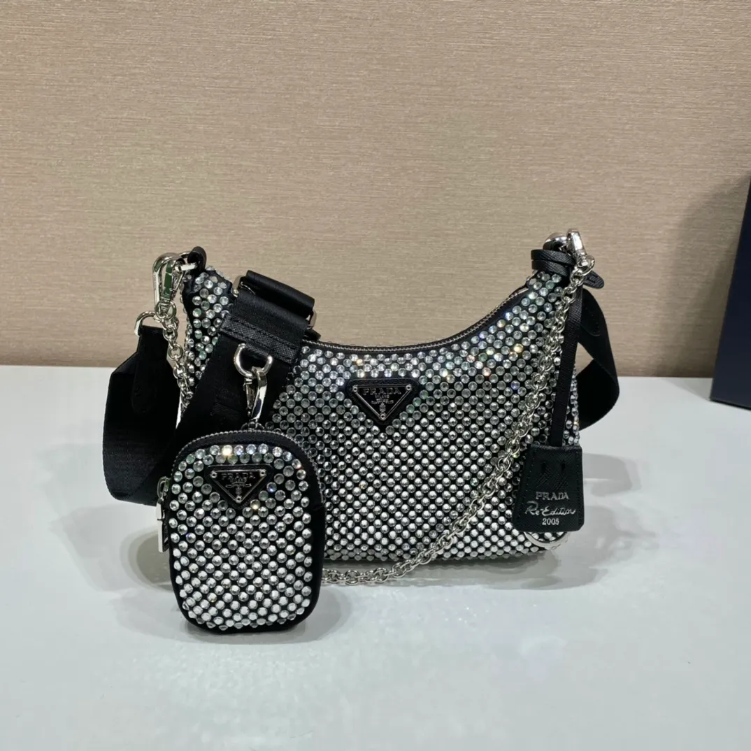 💰1500🎉Flash diamond three-in-one🎉1BH204 flash diamond🎉🎉 The most beautiful and sparkling rhinestones ؔ😘😘Imported diamond mesh. Shiny appearance. The blingbling effect under night light is very eye-catching. The return rate is very high🙈🙈One pack has three uses😘😘My favorite thing is that there is a small pendant (small bag) hanging on the shoulder strap, and people will praise it wherever I take it😘This kind of sparkling diamond bag is also very easy to match with clothes. Length 22x Height 16x Bottom 6cm