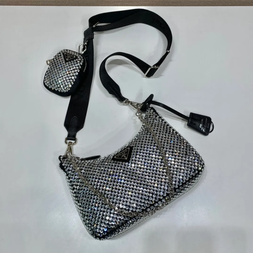 💰1500🎉Flash diamond three-in-one🎉1BH204 flash diamond🎉🎉 The most beautiful and sparkling rhinestones ؔ😘😘Imported diamond mesh. Shiny appearance. The blingbling effect under night light is very eye-catching. The return rate is very high🙈🙈One pack has three uses😘😘My favorite thing is that there is a small pendant (small bag) hanging on the shoulder strap, and people will praise it wherever I take it😘This kind of sparkling diamond bag is also very easy to match with clothes. Length 22x Height 16x Bottom 6cm