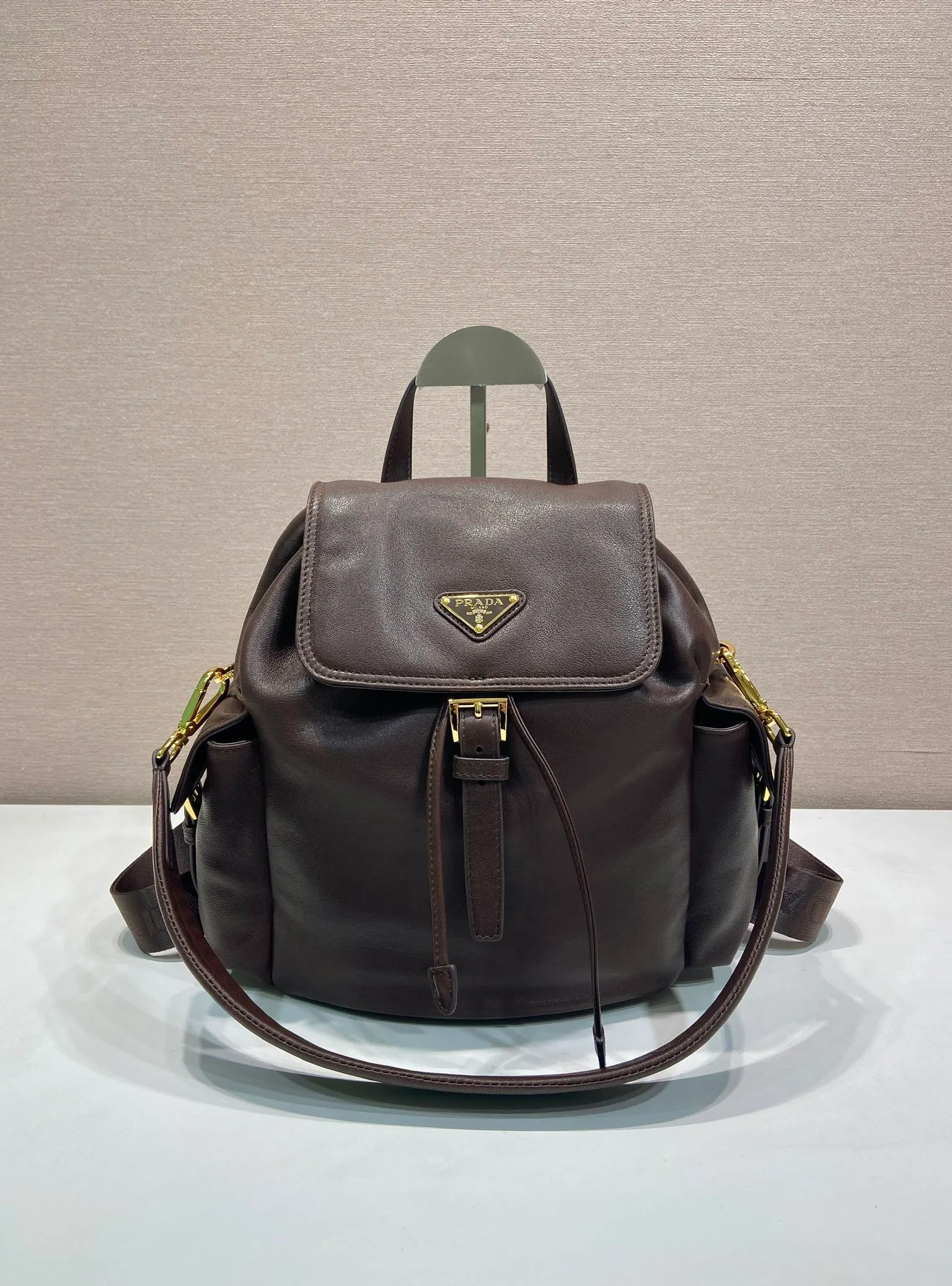 💰2040🎉New Backpack🎉1BZ080 Sheepskin🎉👌 This Explore handbag perfectly combines elegance and functionality, with a multi-pocket silhouette with soft lines. Designed for urban exploration and outdoor adventures, the style features a removable handle for shoulder carry. Imported soft sheepskin embodies the duality of design, blending technical details and sophistication. The bag is designed with a flap and side opening buckle system. It has two external pockets with a flip side opening buckle system. It has a large capacity and space. It is a popular style that will never go out of style and is available for both men and women. Hurry up and get it🎉🎉 Length 27x Height 29x Bottom 12.5cm🎉🎉🎉💰💰💰
