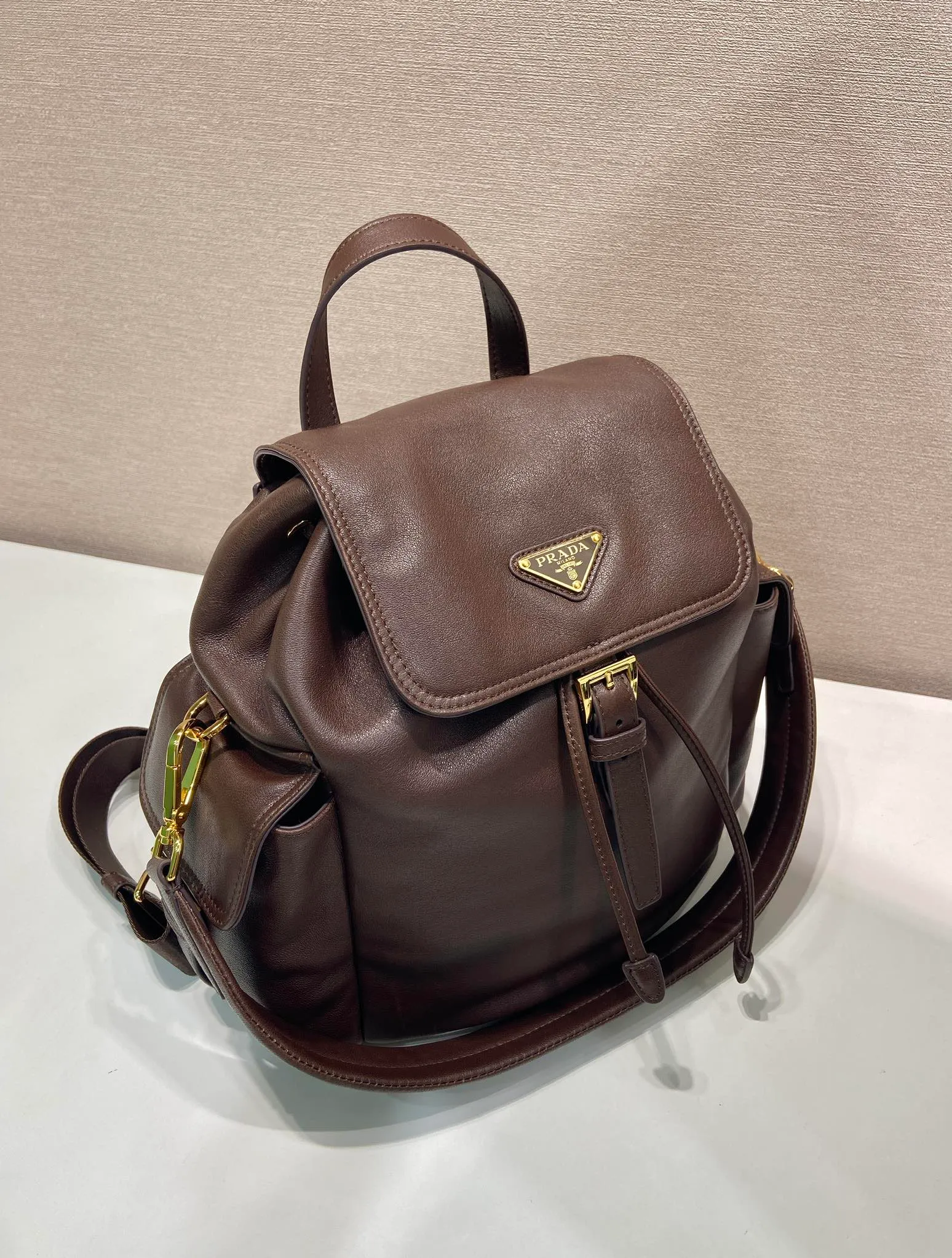 💰2040🎉New Backpack🎉1BZ080 Sheepskin🎉👌 This Explore handbag perfectly combines elegance and functionality, with a multi-pocket silhouette with soft lines. Designed for urban exploration and outdoor adventures, the style features a removable handle for shoulder carry. Imported soft sheepskin embodies the duality of design, blending technical details and sophistication. The bag is designed with a flap and side opening buckle system. It has two external pockets with a flip side opening buckle system. It has a large capacity and space. It is a popular style that will never go out of style and is available for both men and women. Hurry up and get it🎉🎉 Length 27x Height 29x Bottom 12.5cm🎉🎉🎉💰💰💰