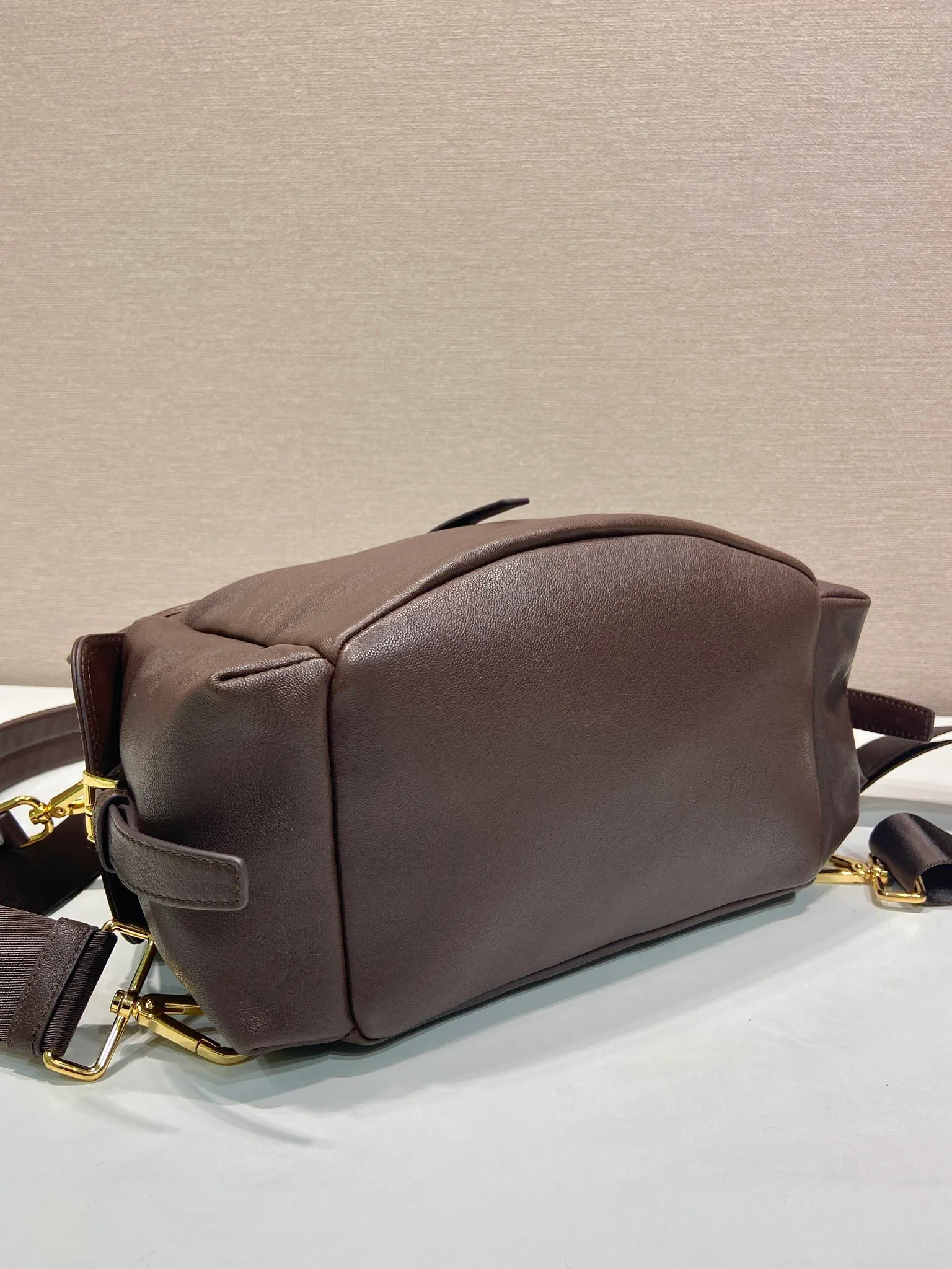 💰2040🎉New Backpack🎉1BZ080 Sheepskin🎉👌 This Explore handbag perfectly combines elegance and functionality, with a multi-pocket silhouette with soft lines. Designed for urban exploration and outdoor adventures, the style features a removable handle for shoulder carry. Imported soft sheepskin embodies the duality of design, blending technical details and sophistication. The bag is designed with a flap and side opening buckle system. It has two external pockets with a flip side opening buckle system. It has a large capacity and space. It is a popular style that will never go out of style and is available for both men and women. Hurry up and get it🎉🎉 Length 27x Height 29x Bottom 12.5cm🎉🎉🎉💰💰💰