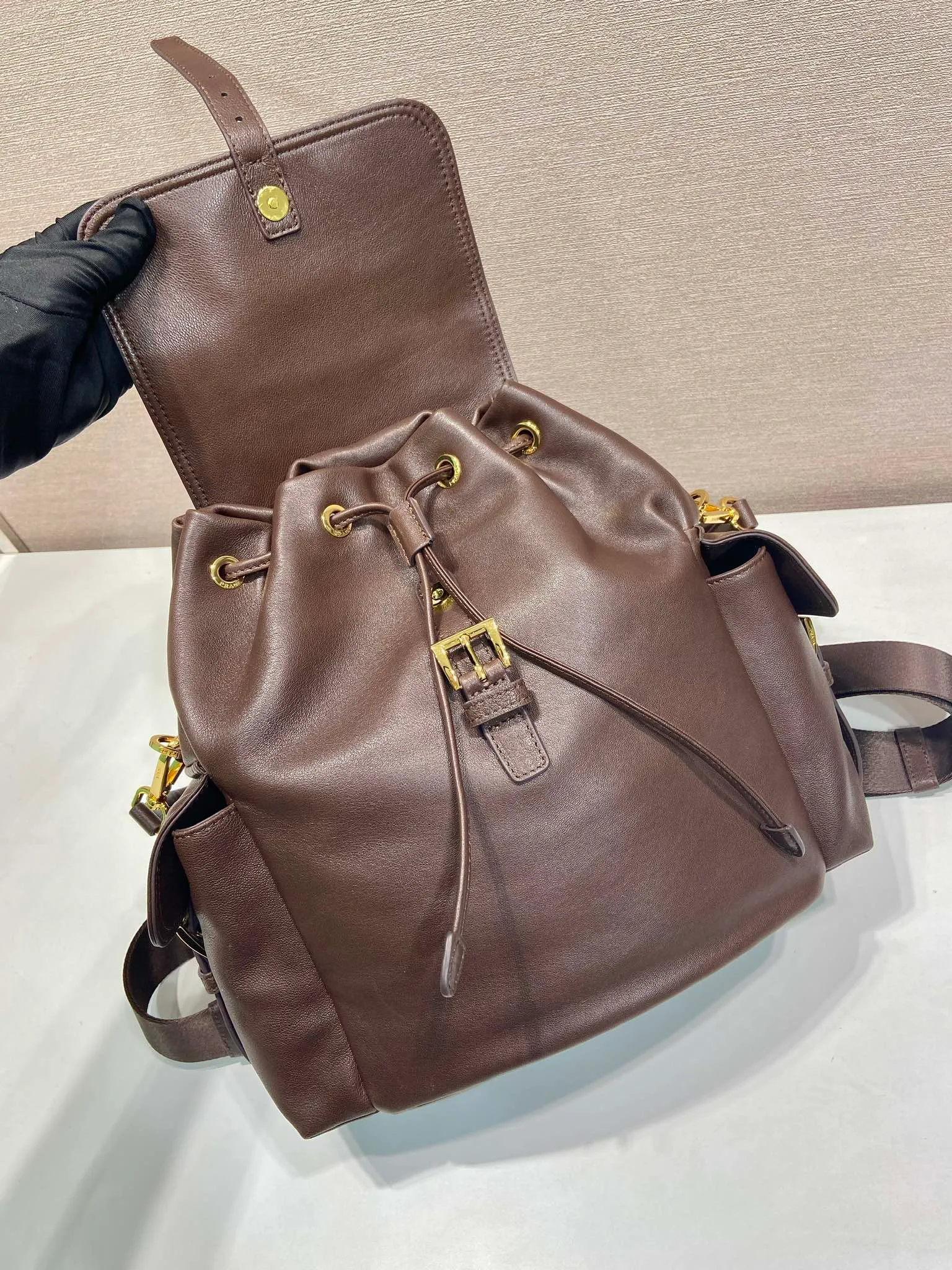 💰2040🎉New Backpack🎉1BZ080 Sheepskin🎉👌 This Explore handbag perfectly combines elegance and functionality, with a multi-pocket silhouette with soft lines. Designed for urban exploration and outdoor adventures, the style features a removable handle for shoulder carry. Imported soft sheepskin embodies the duality of design, blending technical details and sophistication. The bag is designed with a flap and side opening buckle system. It has two external pockets with a flip side opening buckle system. It has a large capacity and space. It is a popular style that will never go out of style and is available for both men and women. Hurry up and get it🎉🎉 Length 27x Height 29x Bottom 12.5cm🎉🎉🎉💰💰💰