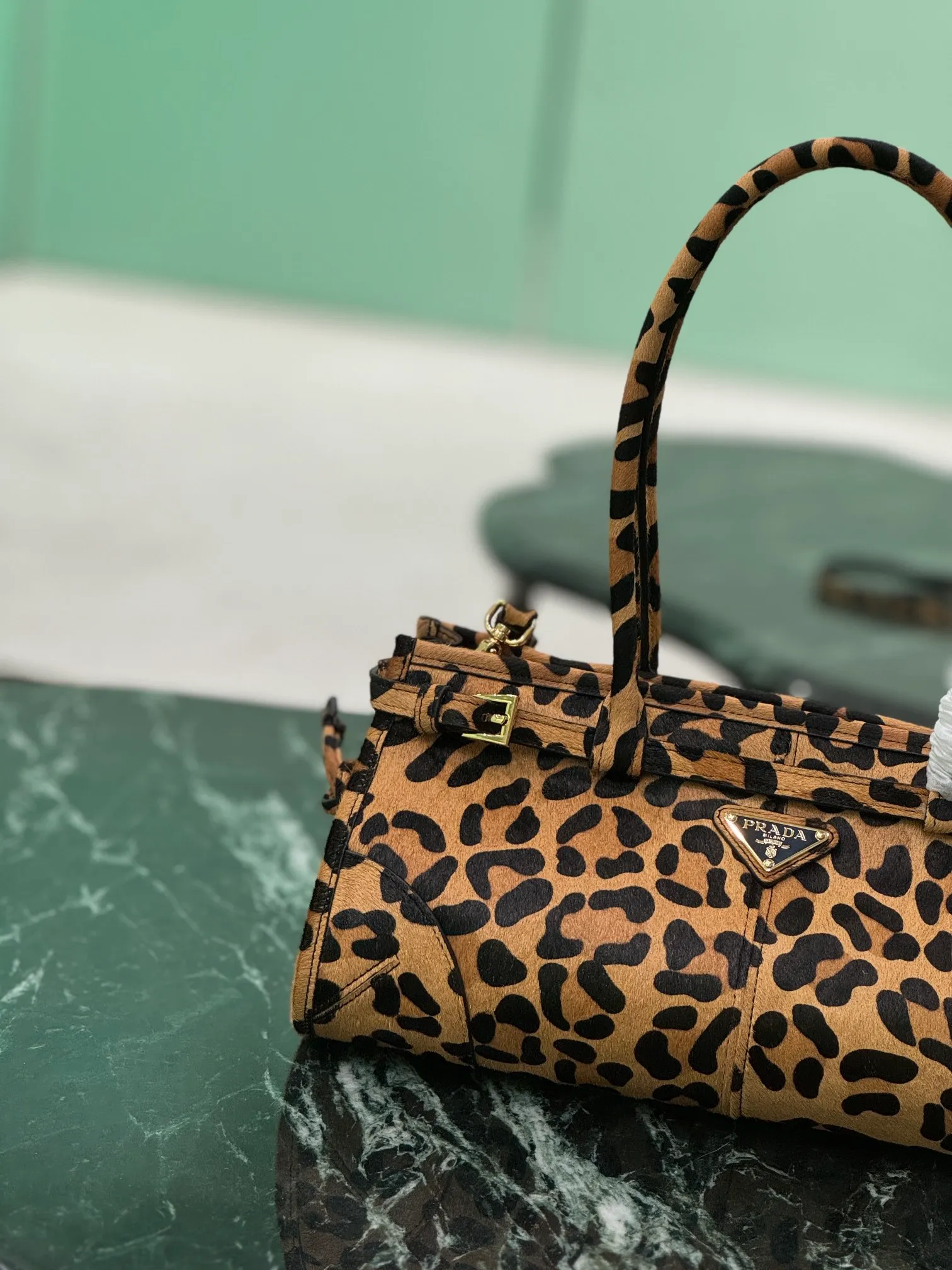💰1640🌟SoftLux leopard print handbag 24 autumn and winter latest leopard print series ~ using horse fur technology, has a wild beauty 💋 So sexy! Equipped with a detachable and adjustable long shoulder strap, which is convenient for different occasions and has a very large capacity~ Dimensions: length 32x height 15.5x bottom 12cm Style number: 1BA426
