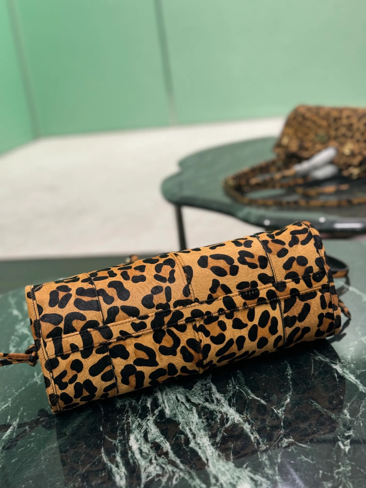 💰1640🌟SoftLux leopard print handbag 24 autumn and winter latest leopard print series ~ using horse fur technology, has a wild beauty 💋 So sexy! Equipped with a detachable and adjustable long shoulder strap, which is convenient for different occasions and has a very large capacity~ Dimensions: length 32x height 15.5x bottom 12cm Style number: 1BA426