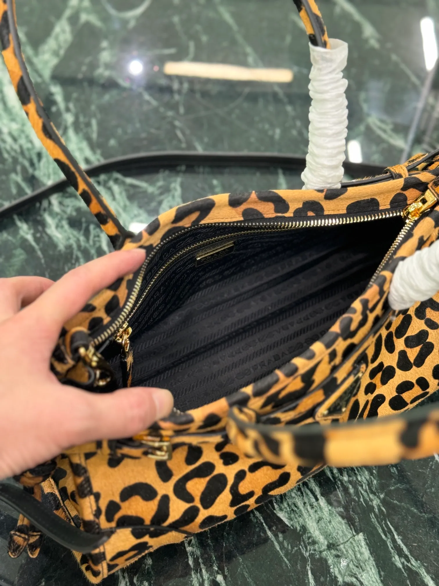 💰1640🌟SoftLux leopard print handbag 24 autumn and winter latest leopard print series ~ using horse fur technology, has a wild beauty 💋 So sexy! Equipped with a detachable and adjustable long shoulder strap, which is convenient for different occasions and has a very large capacity~ Dimensions: length 32x height 15.5x bottom 12cm Style number: 1BA426