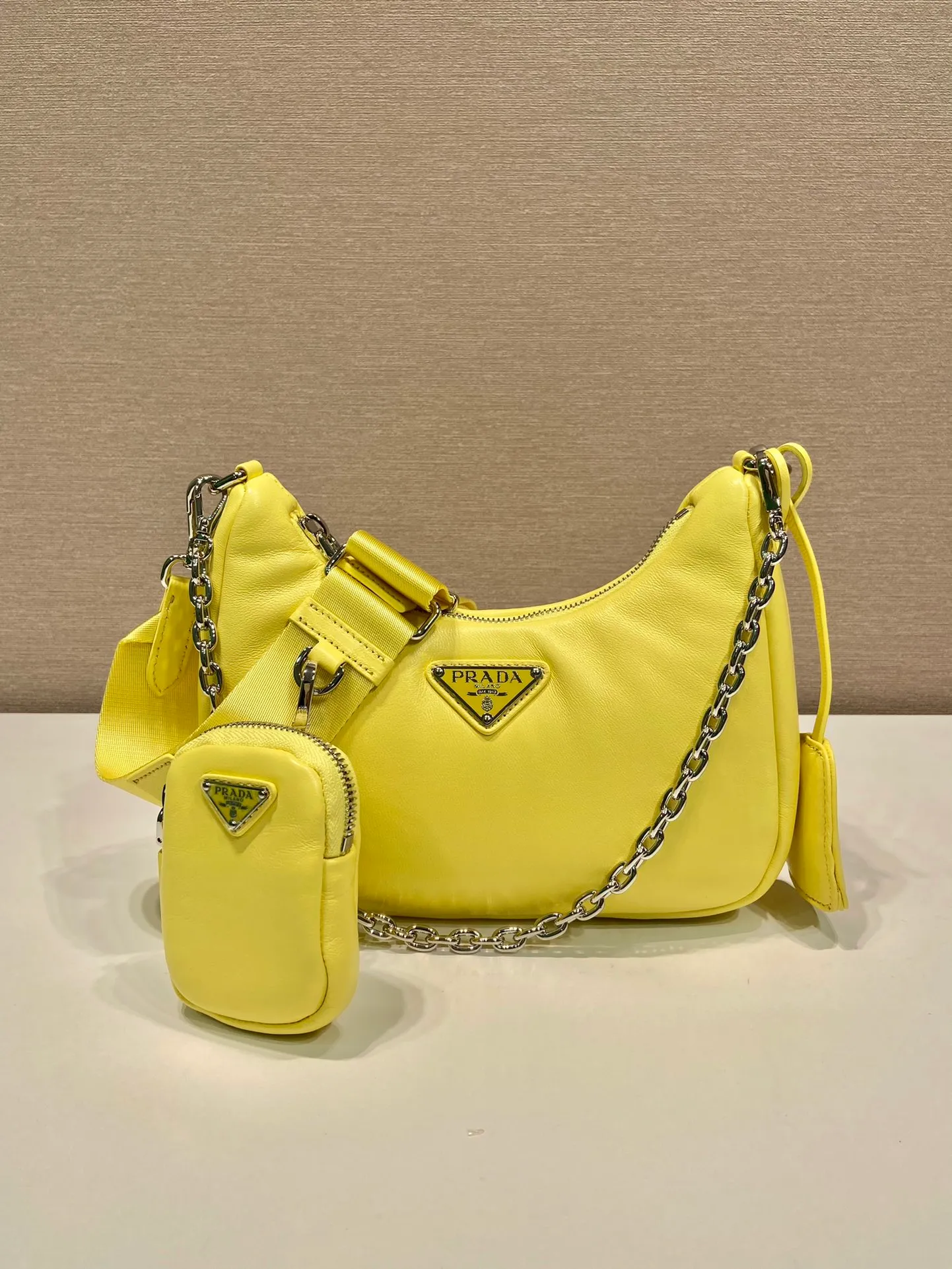 💰1520🎉Lambskin three-in-one🎉1BH204🎉🎉 This three-in-one padded shoulder bag is made of soft lambskin and has a simple silhouette. It is equipped with a detachable long nylon shoulder strap and velvet strips. It is a favorite small bag on the shoulder strap. So cute 😉 It feels very soft🎉, practical and casual, babies, hurry up and get it🎉🎉 Length 22x height 18x ​​base 6.5cm🎉🎉🎉🍊🍊🍊