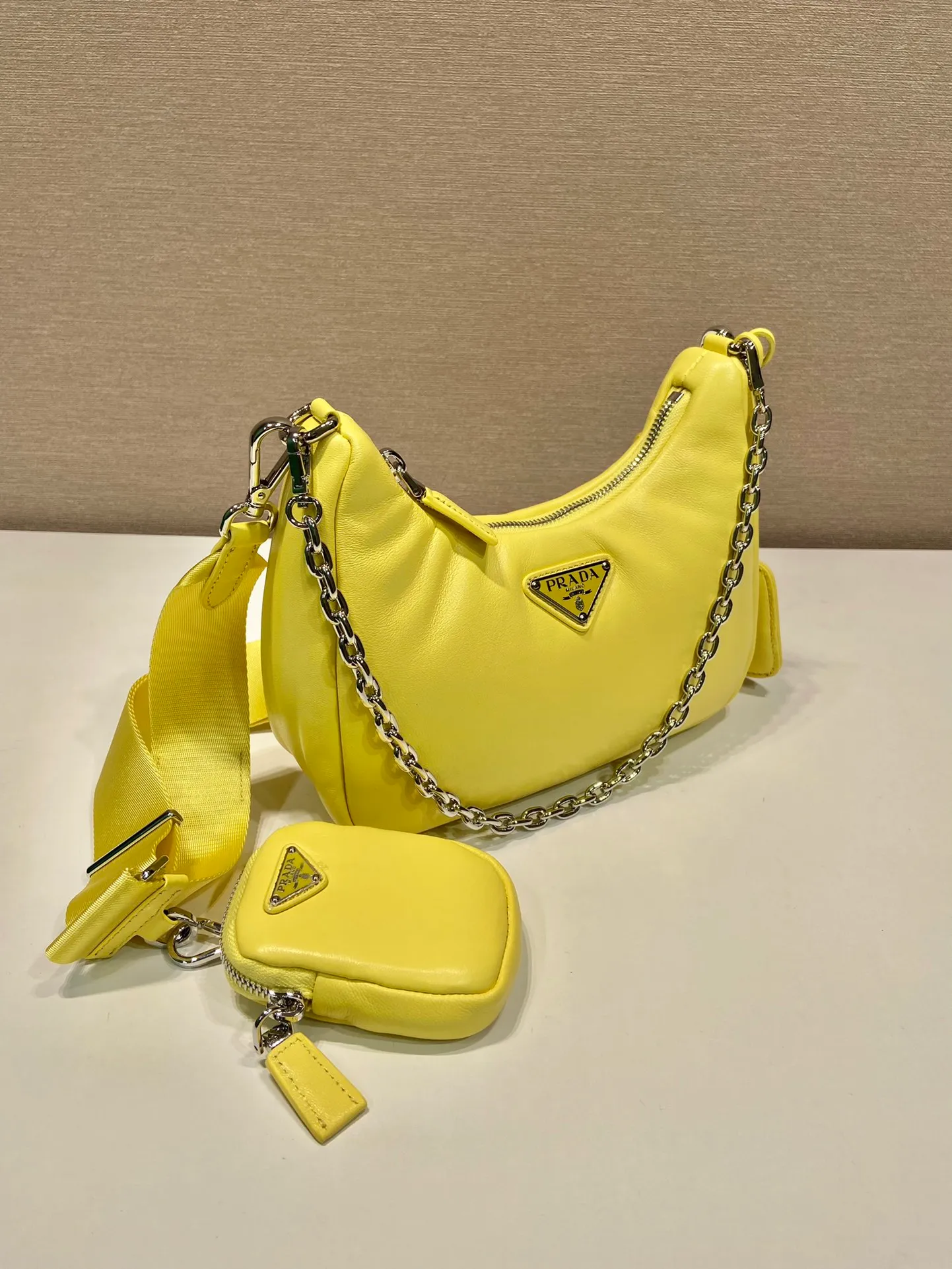 💰1520🎉Lambskin three-in-one🎉1BH204🎉🎉 This three-in-one padded shoulder bag is made of soft lambskin and has a simple silhouette. It is equipped with a detachable long nylon shoulder strap and velvet strips. It is a favorite small bag on the shoulder strap. So cute 😉 It feels very soft🎉, practical and casual, babies, hurry up and get it🎉🎉 Length 22x height 18x ​​base 6.5cm🎉🎉🎉🍊🍊🍊