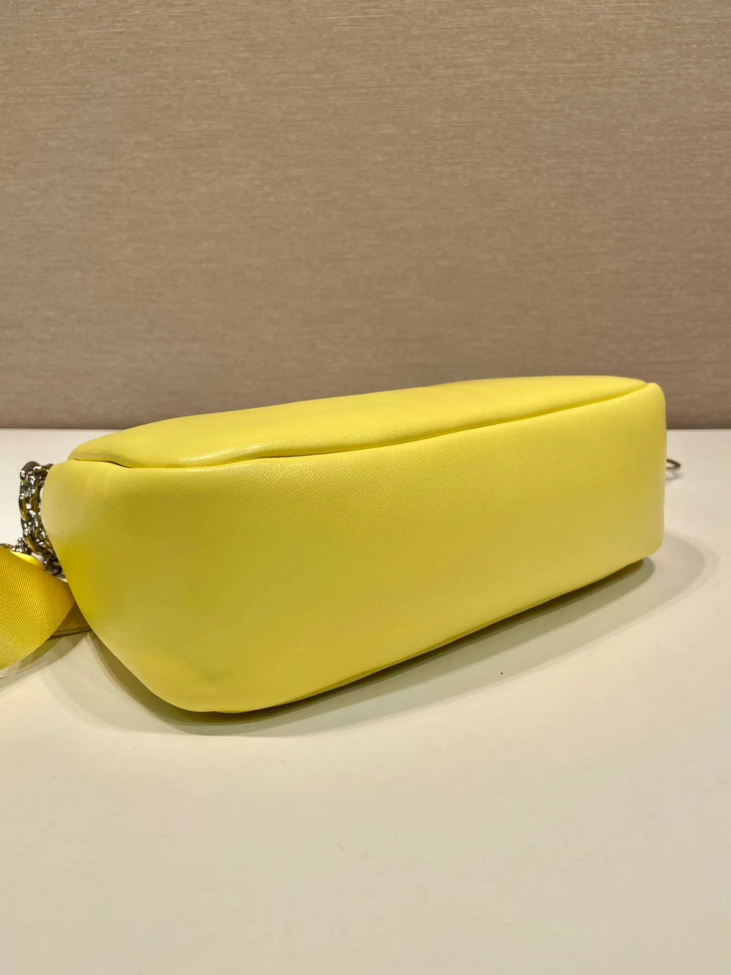 💰1520🎉Lambskin three-in-one🎉1BH204🎉🎉 This three-in-one padded shoulder bag is made of soft lambskin and has a simple silhouette. It is equipped with a detachable long nylon shoulder strap and velvet strips. It is a favorite small bag on the shoulder strap. So cute 😉 It feels very soft🎉, practical and casual, babies, hurry up and get it🎉🎉 Length 22x height 18x ​​base 6.5cm🎉🎉🎉🍊🍊🍊