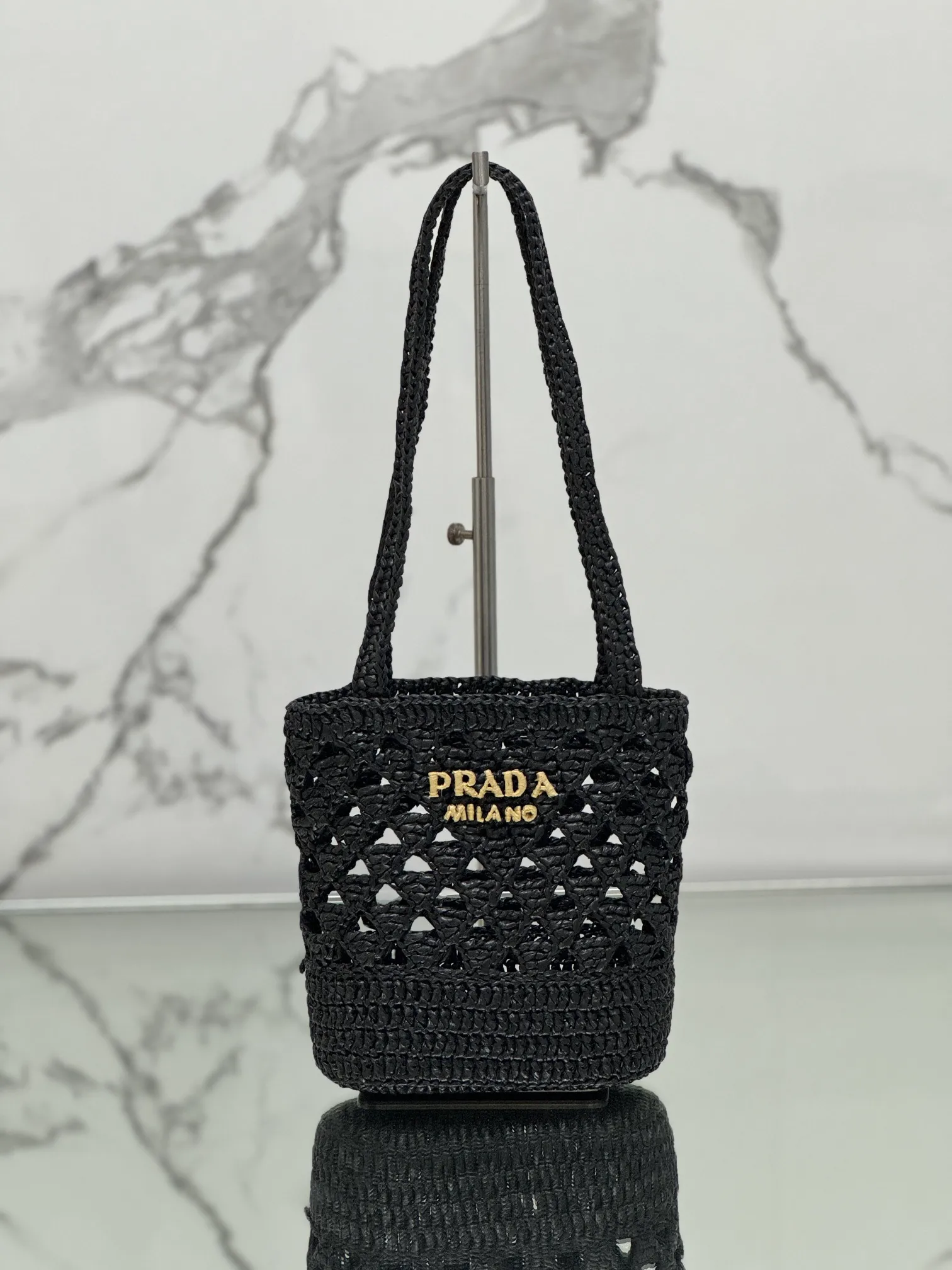 💰1300⭐2024 new raffia tote bag, an excellent choice for travel and vacation🏖️, handmade with raffia, the light and natural material reflects the summer mood. The triangle logo is embroidered and engraved on the front. It is equipped with a long and exquisite shoulder handle. The small bag has a good capacity and is very light! Wear-resistant, waterproof, durable and good-looking, it can be carried on the shoulder or shoulder. Style number: 1BG494 Size: 16.5×18×10cm