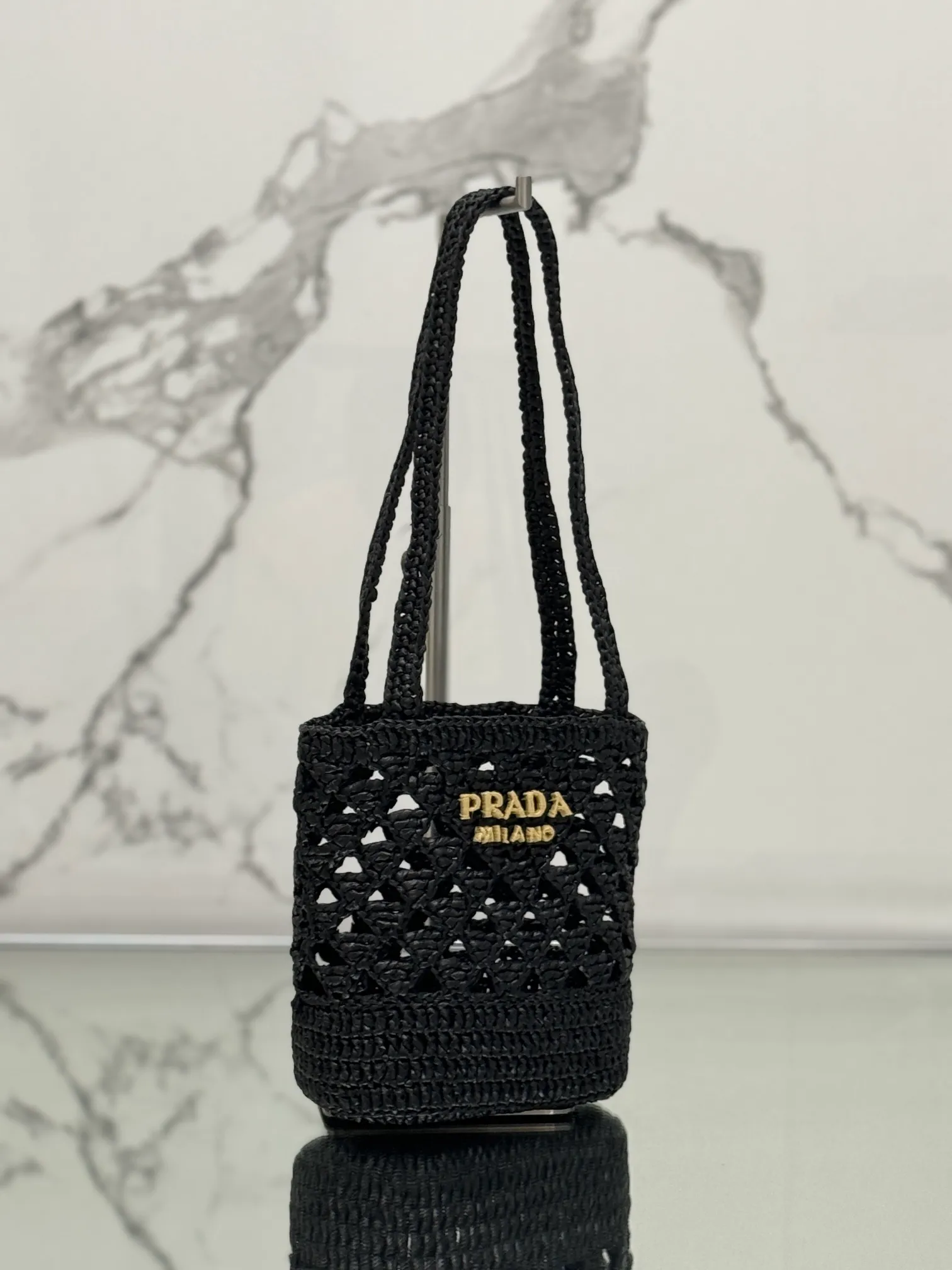 💰1300⭐2024 new raffia tote bag, an excellent choice for travel and vacation🏖️, handmade with raffia, the light and natural material reflects the summer mood. The triangle logo is embroidered and engraved on the front. It is equipped with a long and exquisite shoulder handle. The small bag has a good capacity and is very light! Wear-resistant, waterproof, durable and good-looking, it can be carried on the shoulder or shoulder. Style number: 1BG494 Size: 16.5×18×10cm