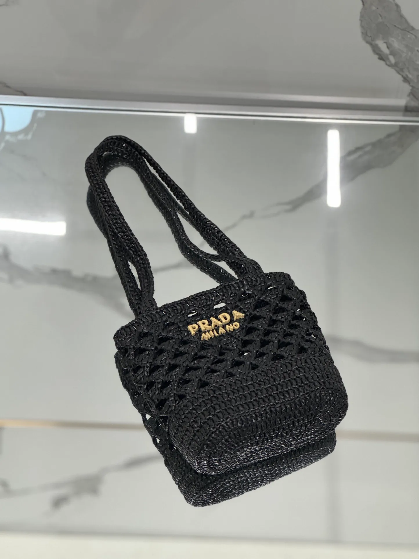 💰1300⭐2024 new raffia tote bag, an excellent choice for travel and vacation🏖️, handmade with raffia, the light and natural material reflects the summer mood. The triangle logo is embroidered and engraved on the front. It is equipped with a long and exquisite shoulder handle. The small bag has a good capacity and is very light! Wear-resistant, waterproof, durable and good-looking, it can be carried on the shoulder or shoulder. Style number: 1BG494 Size: 16.5×18×10cm