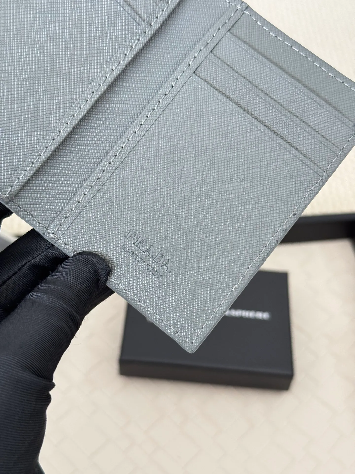 💰140 prada cross pattern unisex card holder, can be placed in pockets, bags, and can be held in hand, made of cross pattern imported calfskin, pocket card holder, can hold change, 6 card slots, simple and elegant fashion trend. Model 2MC101, color as shown in the picture, size 11×7cm,
