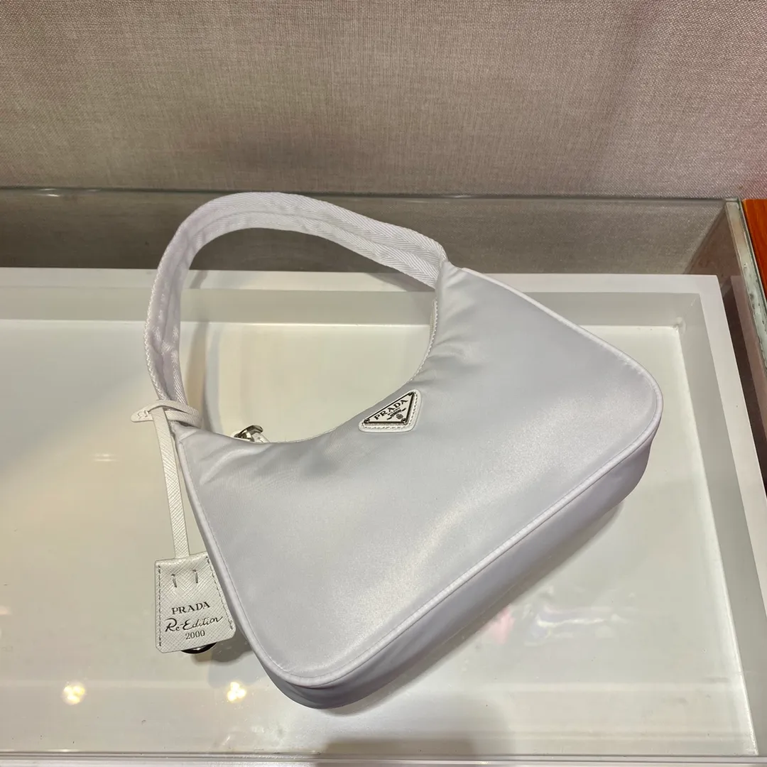 💰660🔥Upgrade board Hobo bag🔥Original quality👍👍Upgrade board 1NE515 moon-shaped second-hand bag, made of imported original parachute fabric, lightweight and practical Hobo armpit bag, super simple and eye-catching👍👍, small/light/packable/easy to wear/fashionable armpit bag, and can be carried by hand, super easy to use😍😍. It is currently the most popular bag among celebrities, aren’t you excited😜😜, ladies, hurry up, length 23x height 13x bottom 5cm👏👏👏💰💰💰