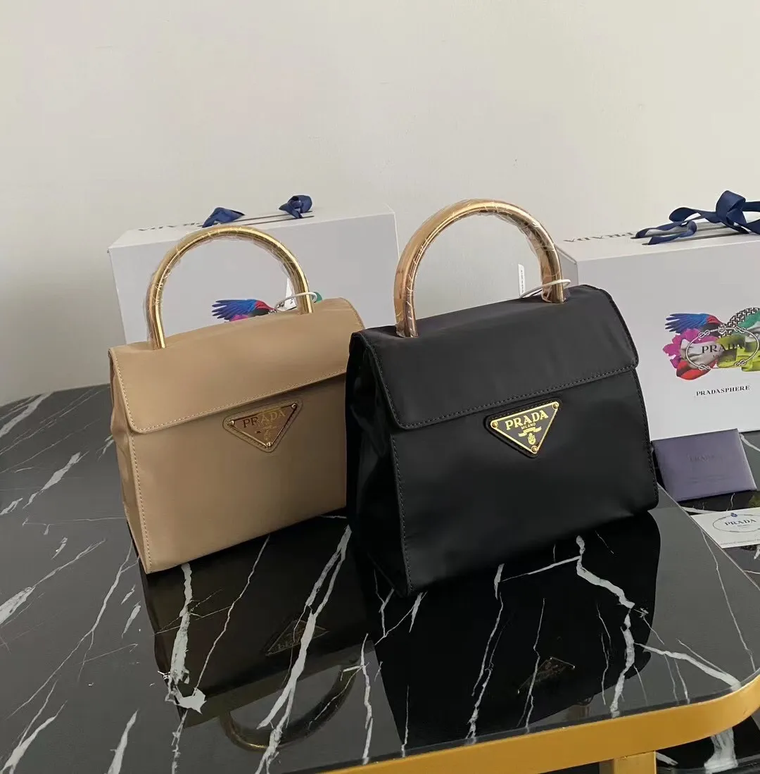 Special price🉐️p400¥🎉Vintage vintage🎉1BH608🎉🎉This vintage retro clamshell handbag is made of imported nylon fabric, top-grade gold hardware handles, simple and elegant design, large capacity space👏👏My favorite is this handle/upper body effect, which is full of high-end feel😘😘. The retro flavor is so delicious😘Hurry up and get it🎉Length 21x Height 17x Bottom 12cm🎉🎉🎉👏👏👏