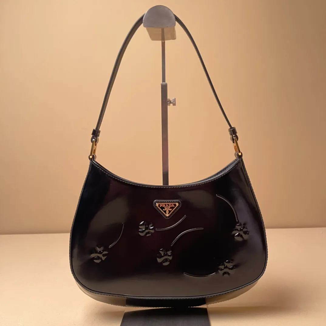 💰1360 [Embossed Flower Cleo] 🎉New armpit bag🎉New medieval armpit bag😘😘 This year's hot second-hand armpit bag has always been very popular, the whole leather is delicate and smooth, the special-shaped bag design is cool and fashionable, the capacity is sufficient, it is light and can be packed, and it is not outdated, it is perfect, the retro feel concave shape is another Internet celebrity's popular style🙊🙊 Style number: 1BC499 Length 26.5x Height 15x Bottom 4cm