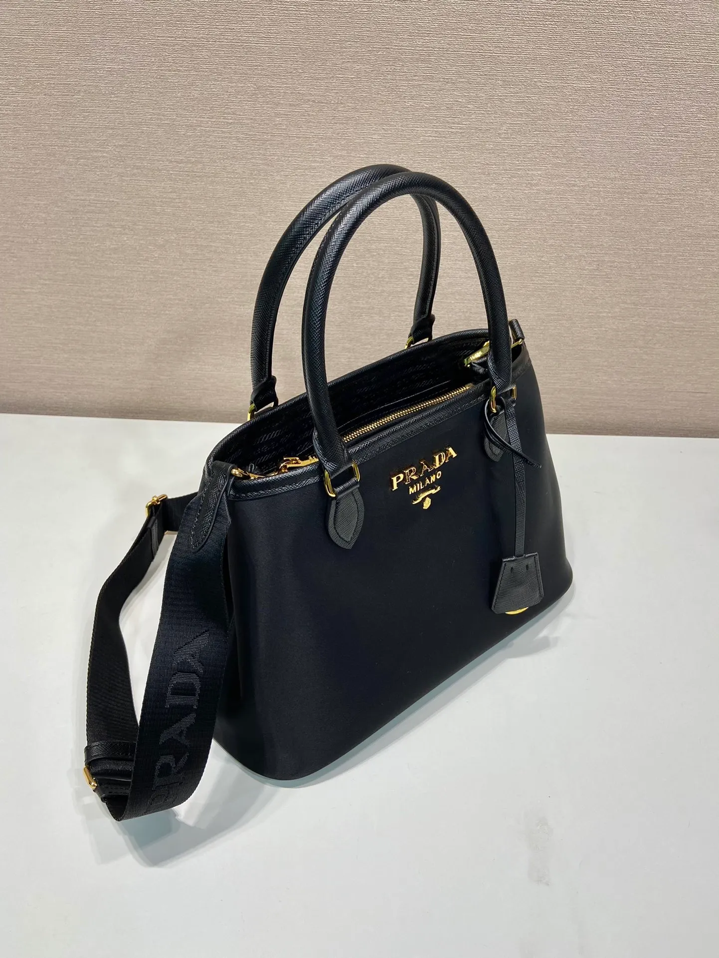 💰1200🎉Retro handbag🎉1BA173 large size🎉🎉 This retro handbag is made of premium nylon fabric, equipped with a detachable and adjustable long shoulder strap, which can be carried by hand/shoulder/cross-body, top-grade hardware, the large size has a medium grid layer, the opening and closing design on both sides can be opened, the capacity is large, and it is a popular style that will never go out of style. Hurry up and get it🎉🎉 Length 30x Height 20x Bottom 15.5cm