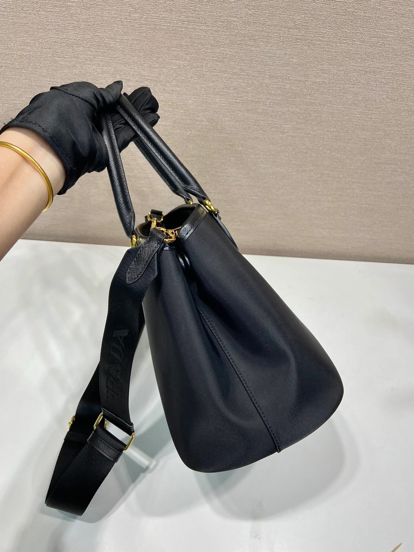 💰1200🎉Retro handbag🎉1BA173 large size🎉🎉 This retro handbag is made of premium nylon fabric, equipped with a detachable and adjustable long shoulder strap, which can be carried by hand/shoulder/cross-body, top-grade hardware, the large size has a medium grid layer, the opening and closing design on both sides can be opened, the capacity is large, and it is a popular style that will never go out of style. Hurry up and get it🎉🎉 Length 30x Height 20x Bottom 15.5cm