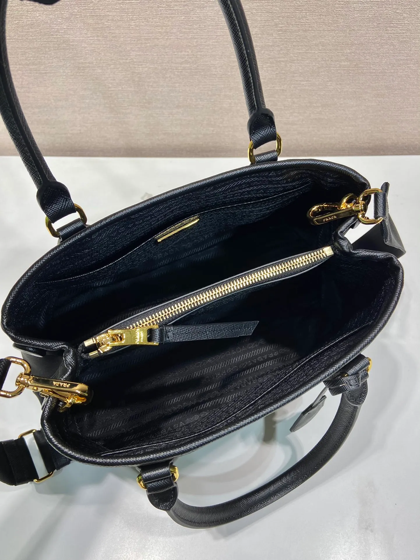 💰1200🎉Retro handbag🎉1BA173 large size🎉🎉 This retro handbag is made of premium nylon fabric, equipped with a detachable and adjustable long shoulder strap, which can be carried by hand/shoulder/cross-body, top-grade hardware, the large size has a medium grid layer, the opening and closing design on both sides can be opened, the capacity is large, and it is a popular style that will never go out of style. Hurry up and get it🎉🎉 Length 30x Height 20x Bottom 15.5cm