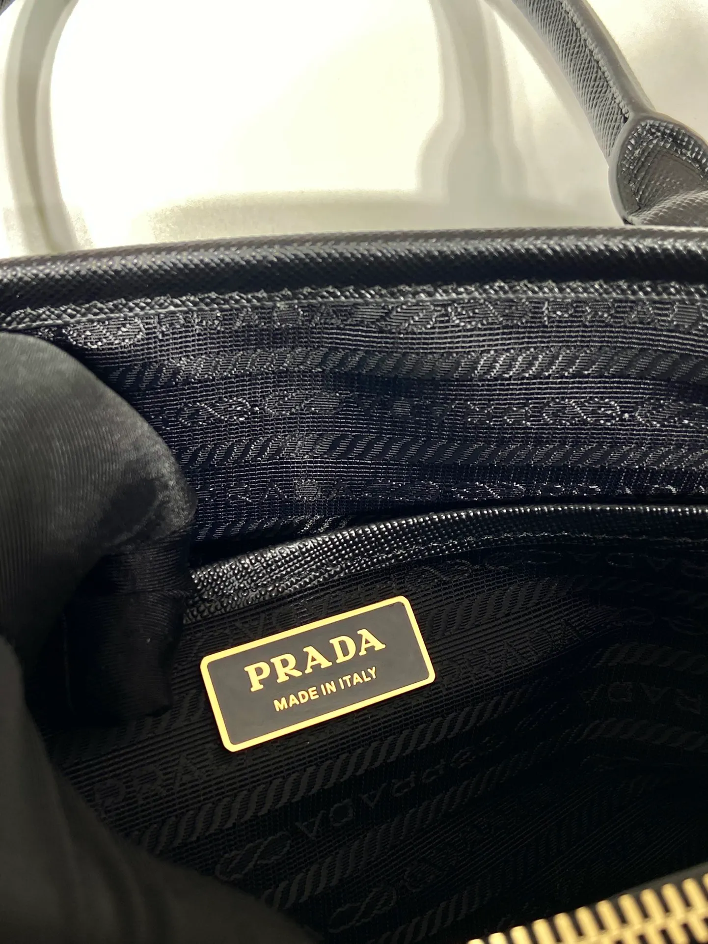 💰1200🎉Retro handbag🎉1BA173 large size🎉🎉 This retro handbag is made of premium nylon fabric, equipped with a detachable and adjustable long shoulder strap, which can be carried by hand/shoulder/cross-body, top-grade hardware, the large size has a medium grid layer, the opening and closing design on both sides can be opened, the capacity is large, and it is a popular style that will never go out of style. Hurry up and get it🎉🎉 Length 30x Height 20x Bottom 15.5cm