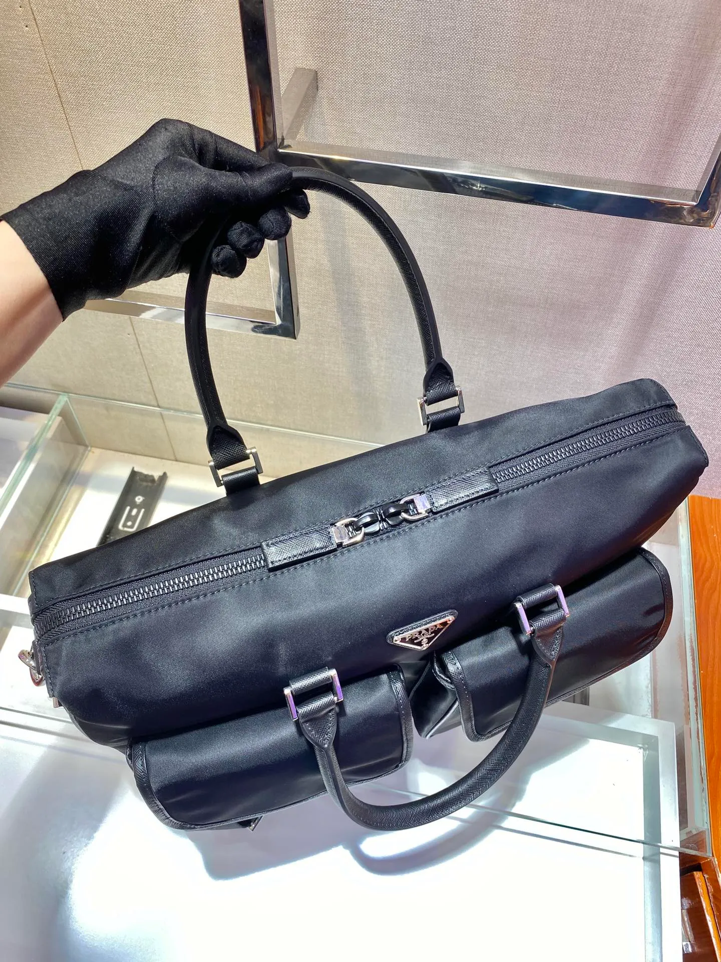 💰1320🎉New Nylon Briefcase🎉2VE017👏👏This nylon briefcase is decorated with Saffiano leather trim and metal hardware, and comes with two handles and two front pockets with side release buttons. Detachable shoulder strap for added functionality. The back pocket can be placed on the trolley case, it is very functional😘Large space capacity👏, it is no problem to carry it on business trips or daily life🙊🙊If you must be fashionable and elegant, men should buy it now👏👏 Length 40x Height 32x Bottom 7cm👏👏👏💰💰💰