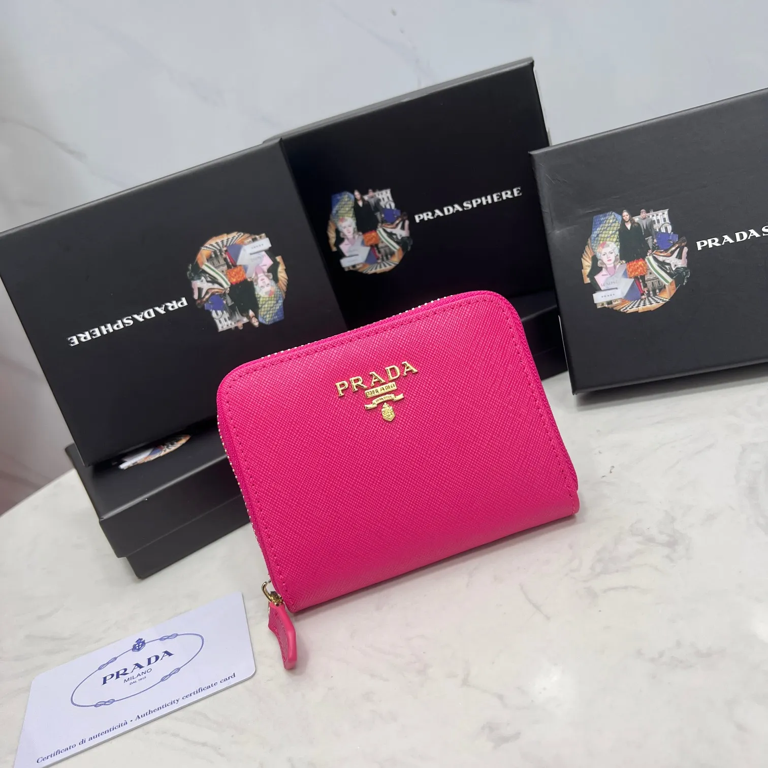 Batch 150 PRADA👏👏Hot-selling men’s card holder💼The latest style at the counter, synchronized with the official website, genuine product development, Italian top-quality original single cross-grain cowhide with excellent texture, threaded lining and imported hardware accessories! Exquisite wiring is even and neat, the oil edges are smooth, No.: LM207, Size: 10cm long, 8cm high, Color: red, black, plum red, blue, pink