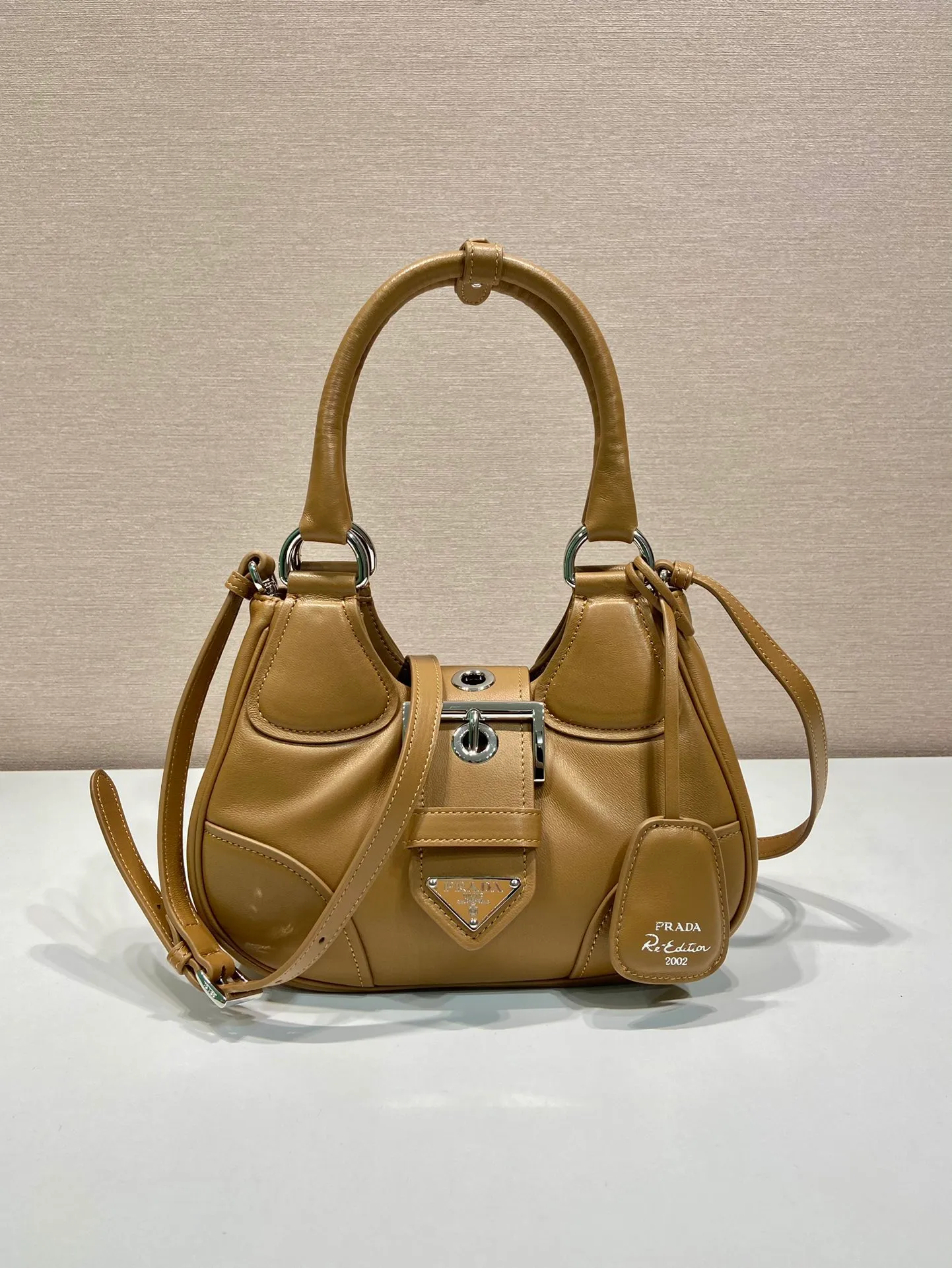 💰1660🎉New Moon handbag🎉1BA381 full lambskin🎉🎉 This Moon handbag is designed with imported lambskin, and the interior is also full sheepskin👏 It is equipped with a 100 cm detachable and adjustable long leather shoulder strap, which can be carried by hand or on the shoulder, a detachable leather keychain, and a triangle logo magnetic buckle/lace closure on the front. It is lightweight and practical, and the upper body effect is cool/fashionable. Another popular style that will never go out of style🎉🎉Hurry up and get it🎉 Length 22.5x Height 16x Bottom 7.5cm