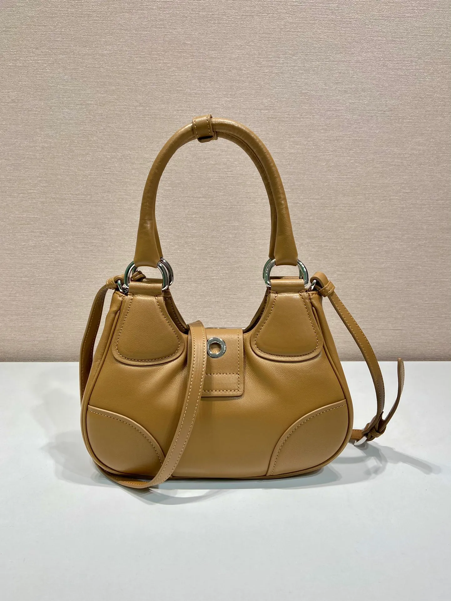 💰1660🎉New Moon handbag🎉1BA381 full lambskin🎉🎉 This Moon handbag is designed with imported lambskin, and the interior is also full sheepskin👏 It is equipped with a 100 cm detachable and adjustable long leather shoulder strap, which can be carried by hand or on the shoulder, a detachable leather keychain, and a triangle logo magnetic buckle/lace closure on the front. It is lightweight and practical, and the upper body effect is cool/fashionable. Another popular style that will never go out of style🎉🎉Hurry up and get it🎉 Length 22.5x Height 16x Bottom 7.5cm