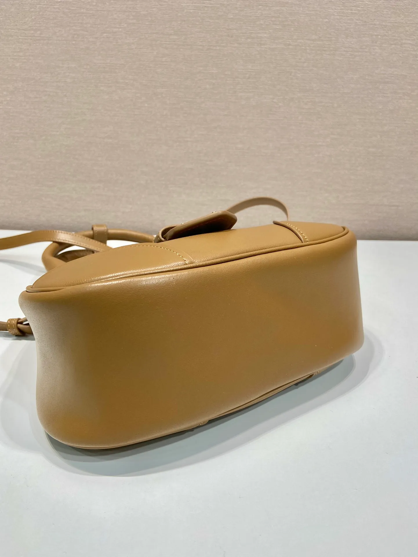 💰1660🎉New Moon handbag🎉1BA381 full lambskin🎉🎉 This Moon handbag is designed with imported lambskin, and the interior is also full sheepskin👏 It is equipped with a 100 cm detachable and adjustable long leather shoulder strap, which can be carried by hand or on the shoulder, a detachable leather keychain, and a triangle logo magnetic buckle/lace closure on the front. It is lightweight and practical, and the upper body effect is cool/fashionable. Another popular style that will never go out of style🎉🎉Hurry up and get it🎉 Length 22.5x Height 16x Bottom 7.5cm