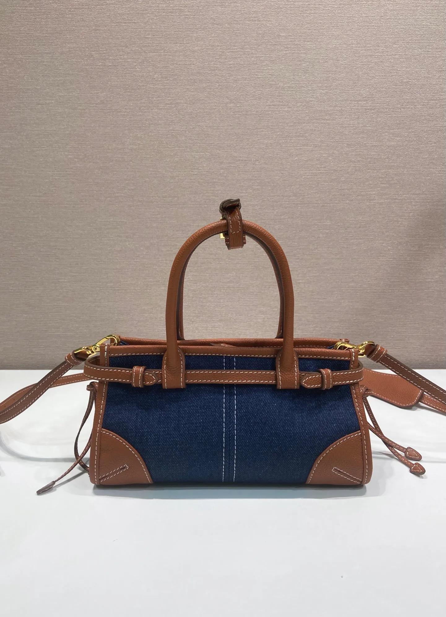 💰1400🎉Softlux denim🎉1BA486 mini size🎉🎉 This mini hand-held crossbody bag is made of imported denim and calf leather. The contrasting colors exude a classic atmosphere. It is equipped with a detachable and adjustable long shoulder strap. It can be worn cross-body, hand-held or shoulder strap to meet all carrying methods. It has a very large capacity and is easy to use. It is definitely a must-have for fashionistas. It is small in size and is really cute. Hurry up and take this retro style handbag home! Length 23.5 Height 12x Bottom 9cm🎉🎉🎉👏👏👏