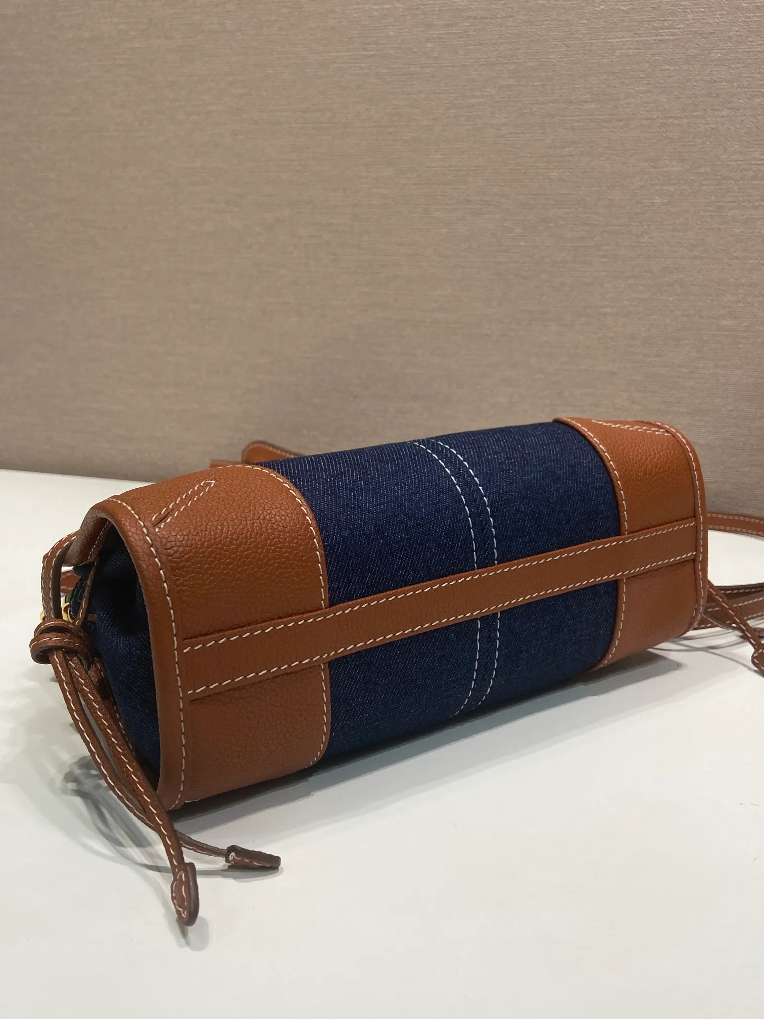 💰1400🎉Softlux denim🎉1BA486 mini size🎉🎉 This mini hand-held crossbody bag is made of imported denim and calf leather. The contrasting colors exude a classic atmosphere. It is equipped with a detachable and adjustable long shoulder strap. It can be worn cross-body, hand-held or shoulder strap to meet all carrying methods. It has a very large capacity and is easy to use. It is definitely a must-have for fashionistas. It is small in size and is really cute. Hurry up and take this retro style handbag home! Length 23.5 Height 12x Bottom 9cm🎉🎉🎉👏👏👏