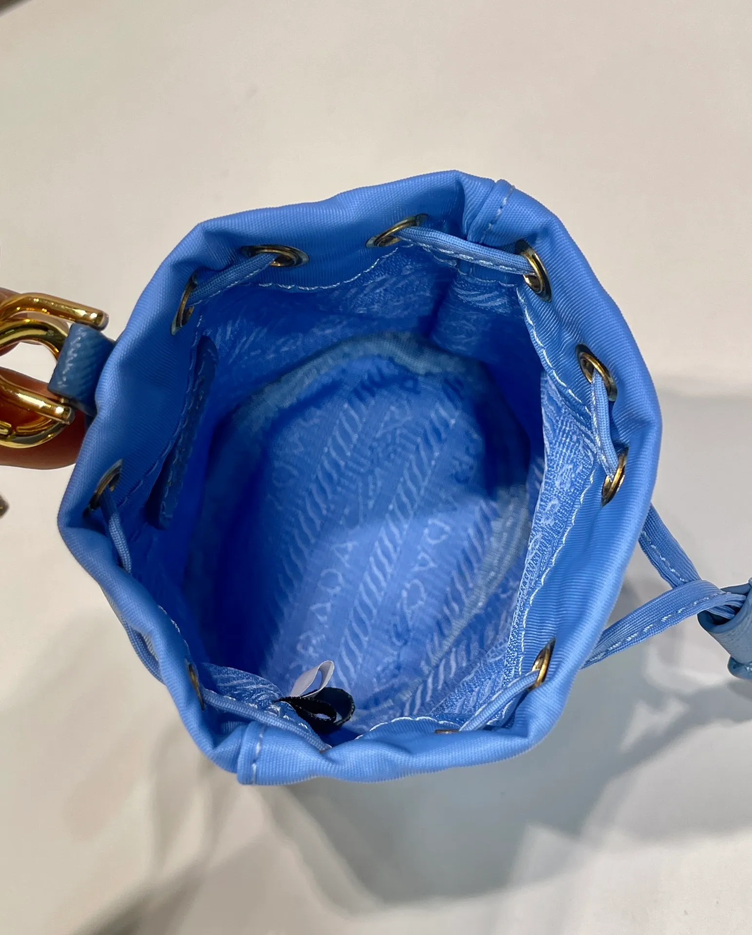 💰380🎉mini bucket bag🎉1TT202 new product🎉🎉 This bucket-shaped mini bag is made of Re-Nylon, with a drawstring design at the mouth, and exquisite details such as leather wristbands and gold-plated hardware. The capacity is large, and cards/car keys🔑/lipstick💄 are all no problem. The mini bucket bag you have been longing for has arrived👏👏 Length 8.5x Height 10.5cm🎉🎉🎉👏👏👏