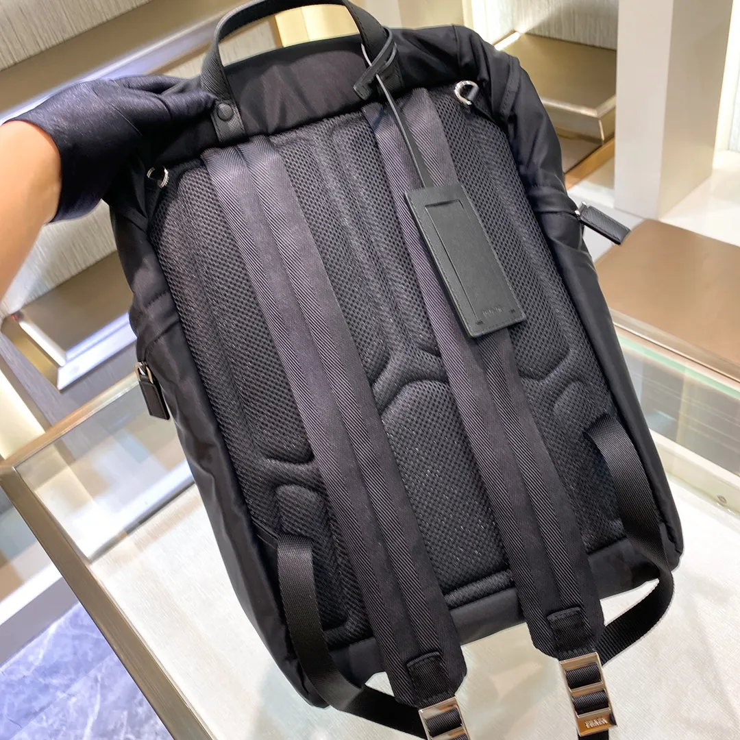 💰1320✨ New product debut✨ New autumn and winter men's backpack 2VZ135 Triangular enamel nameplate logo on the front Imported original parachute fabric Using imported equipment ✈️ + original hardware accessories Adjustable nylon shoulder straps Flip strap closure and internal drawstring closure Perfect details on the back pad 😘With OEM code Fashionable and casual A must-have for fashionistas [Deyi][Deyi] Size 17*27*45