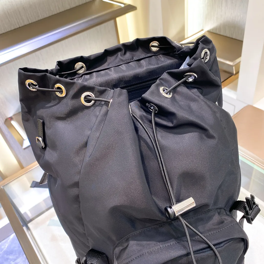 💰1320✨ New product debut✨ New autumn and winter men's backpack 2VZ135 Triangular enamel nameplate logo on the front Imported original parachute fabric Using imported equipment ✈️ + original hardware accessories Adjustable nylon shoulder straps Flip strap closure and internal drawstring closure Perfect details on the back pad 😘With OEM code Fashionable and casual A must-have for fashionistas [Deyi][Deyi] Size 17*27*45