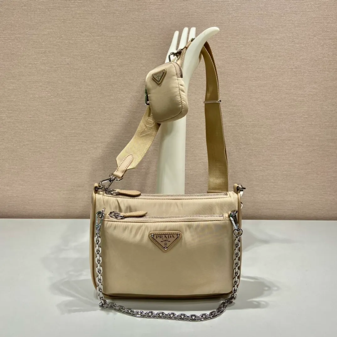 💰1120🎉Upgraded twin bag🎉1BH168/with small bag🎉🎉 This nylon twin bag is composed of 2 bags😘😘. The front handbag can be detached and transformed into a iron Hobo, and can also be used as a handbag. The upgraded design is to attach a small bag to the long shoulder strap. Very functional, one pack can be used in many ways, and can be exchanged for different occasions and different clothes at any time🙊🙊The upper body effect is beautiful😘😘, it is exactly what modern trendy Internet celebrities need, it is worth owning😘😘, hurry up and get it🙊🙊 Large: length 23x height 16x bottom 5.5cm Small: length 20x height 12cm