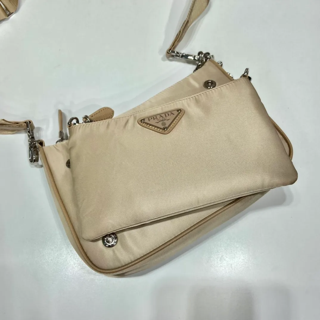 💰1120🎉Upgraded twin bag🎉1BH168/with small bag🎉🎉 This nylon twin bag is composed of 2 bags😘😘. The front handbag can be detached and transformed into a iron Hobo, and can also be used as a handbag. The upgraded design is to attach a small bag to the long shoulder strap. Very functional, one pack can be used in many ways, and can be exchanged for different occasions and different clothes at any time🙊🙊The upper body effect is beautiful😘😘, it is exactly what modern trendy Internet celebrities need, it is worth owning😘😘, hurry up and get it🙊🙊 Large: length 23x height 16x bottom 5.5cm Small: length 20x height 12cm