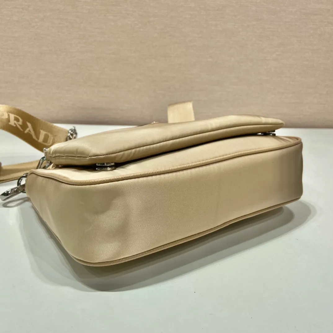 💰1120🎉Upgraded twin bag🎉1BH168/with small bag🎉🎉 This nylon twin bag is composed of 2 bags😘😘. The front handbag can be detached and transformed into a iron Hobo, and can also be used as a handbag. The upgraded design is to attach a small bag to the long shoulder strap. Very functional, one pack can be used in many ways, and can be exchanged for different occasions and different clothes at any time🙊🙊The upper body effect is beautiful😘😘, it is exactly what modern trendy Internet celebrities need, it is worth owning😘😘, hurry up and get it🙊🙊 Large: length 23x height 16x bottom 5.5cm Small: length 20x height 12cm