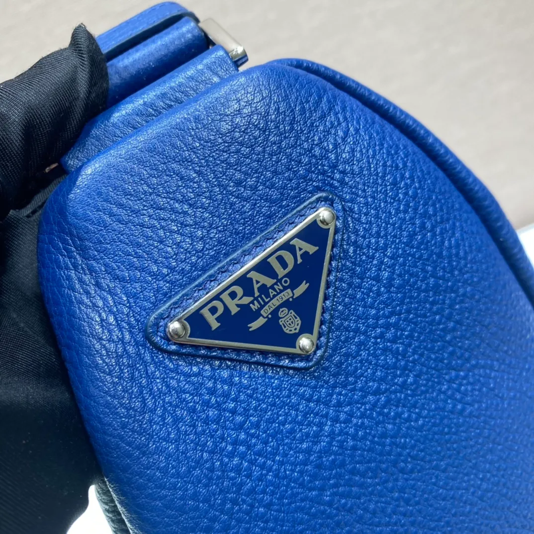💰1860👏Full leather triangle bag👏2VY007👍👍 The triangle bag that is popular among internet celebrities is here😘. This multifunctional triangle leather crossbody bag is equipped with an adjustable shoulder strap, making it easy to carry it in different ways. The novel bag body design reinterprets the exquisite atmosphere of the same color. The large triangle design can be carried and carried, and it is full of combat power. It is really too towering. The casual style adds a great sense of youth! It’s perfect, very fashionable on the street👏👏 Bag opening length 60cm/bottom length 22.5x height 31x bottom width 28cm👏