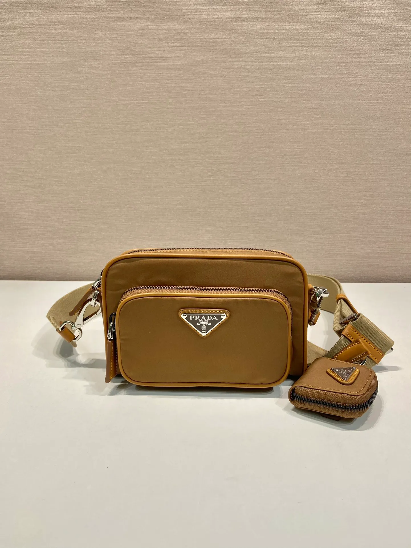 💰1120🎉New product🎉2VH172 cork color🎉🎉 This shoulder bag is made of Re-Nylon and cross-grain cowhide, integrating contemporary design and functional innovative regenerated nylon fabric. The style is versatile and features a practical zippered exterior pocket, adjustable shoulder strap and removable mini pouch. Fashionable and practical, babies, hurry up and get it🎉🎉 Length 18x Height 11.5x Bottom 5cm🎉🎉🎉