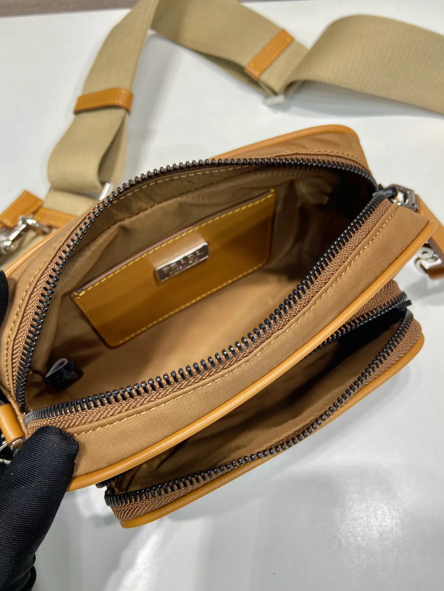 💰1120🎉New product🎉2VH172 cork color🎉🎉 This shoulder bag is made of Re-Nylon and cross-grain cowhide, integrating contemporary design and functional innovative regenerated nylon fabric. The style is versatile and features a practical zippered exterior pocket, adjustable shoulder strap and removable mini pouch. Fashionable and practical, babies, hurry up and get it🎉🎉 Length 18x Height 11.5x Bottom 5cm🎉🎉🎉